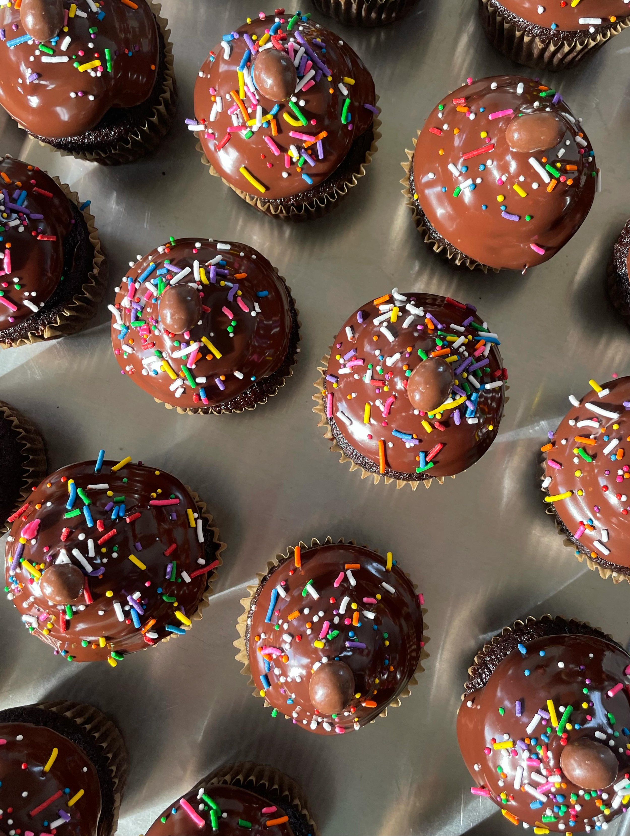 Birthday cupcakes for Merle 🥳🧁🎈 chocolate cake, chocolate buttercream, bittersweet ganache dunk and topped with @tonyschocolonely_us lil&rsquo; bits