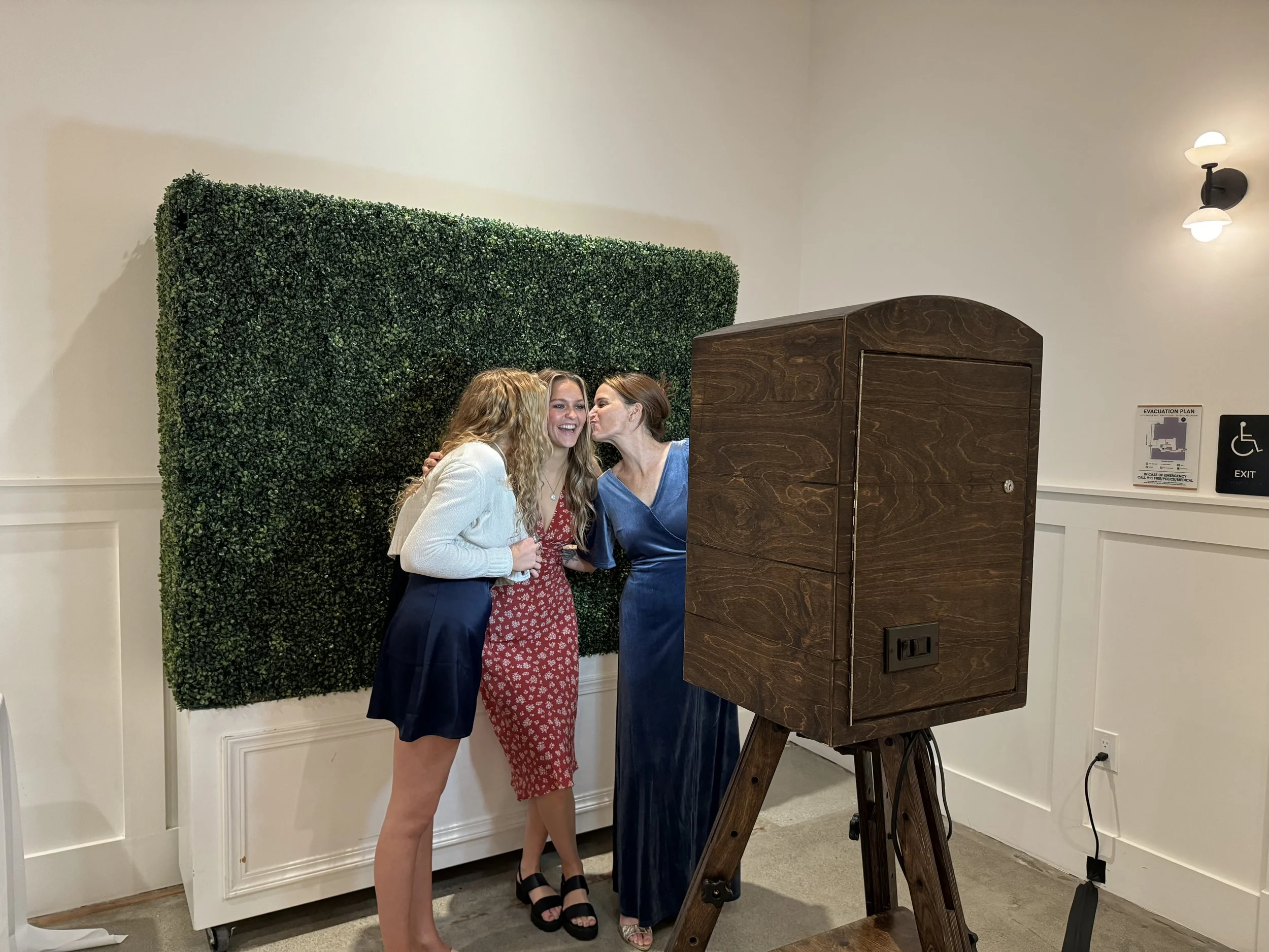Open-air photo booths in Southern California. Rentals available all over Southern California including Orange County, Los Angeles, San Gabriel Valley, Inland Empire and San Diego. Unique photo booths built in the USA.