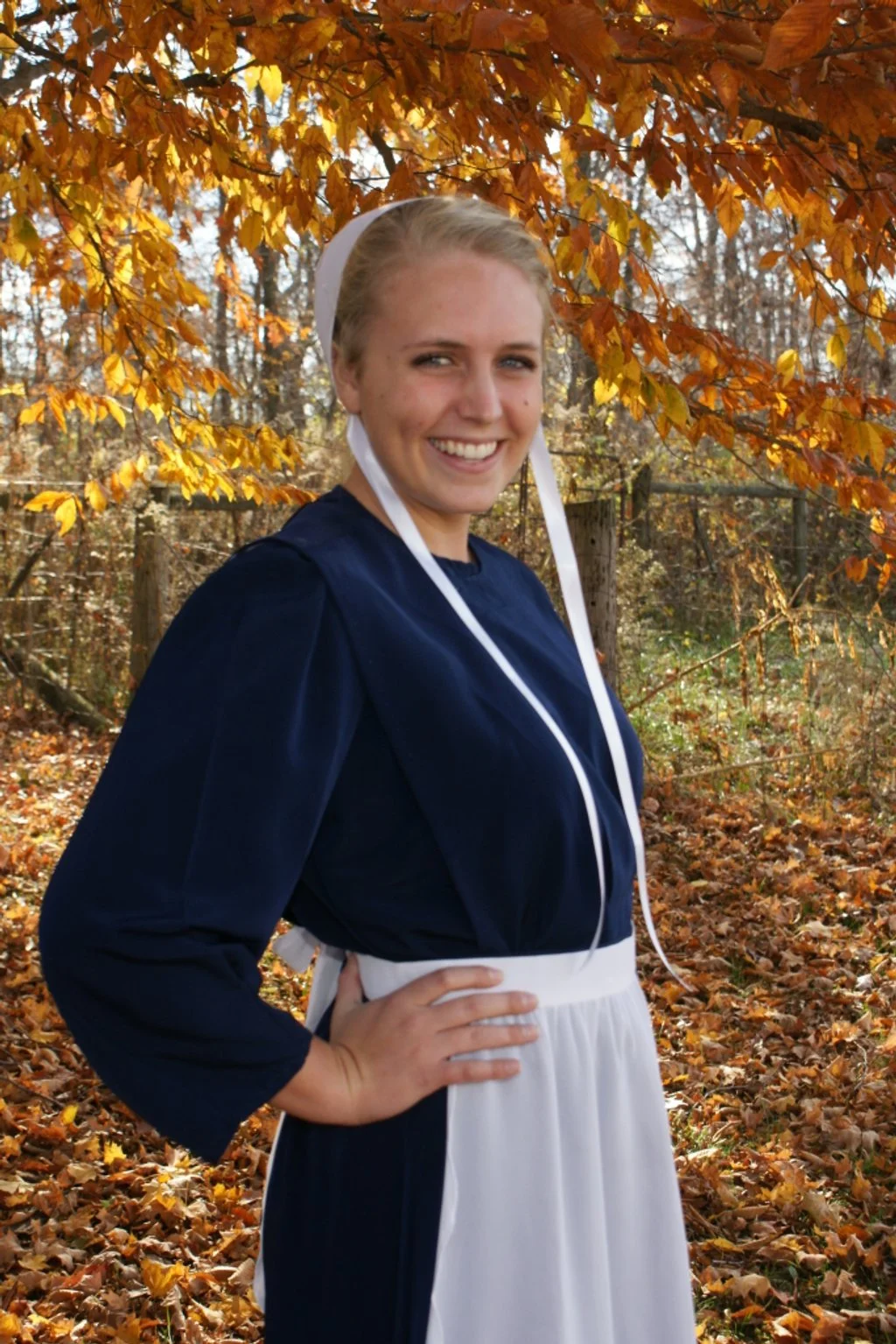 amish women black dress Amish woman wearing a black dress with a white apron and cap (Lauren 0821)