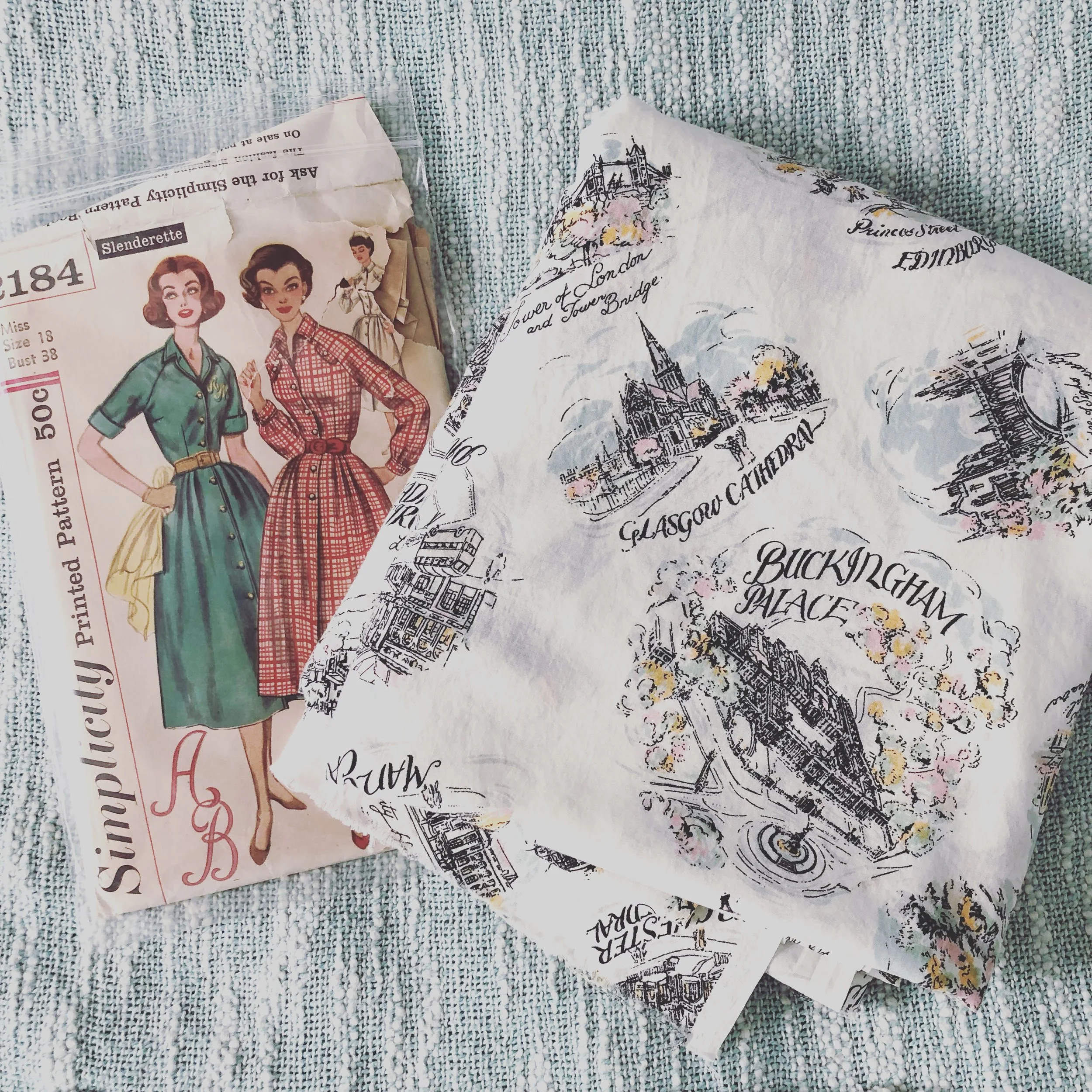 Vintage simplicity 2184, simplicity 2184, vintage inspired printed fabric, anglophile fabric, British monument print, Great Britain Fabric, Great Britain printed fabric, printed cotton lawn