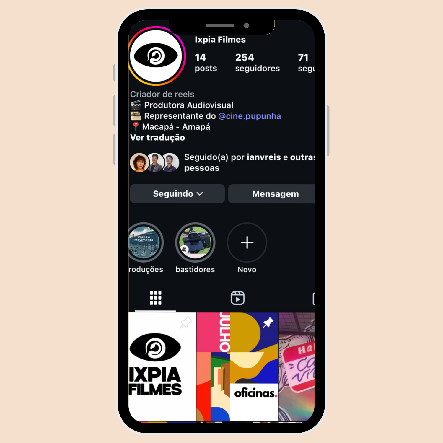 Tela de um smartphone exibindo um perfil do Instagram chamado Ixpia Filmes, com informações de seguidores e seguidores, seção de destaques e miniaturas de vídeos e postagens do feed, incluindo um destaque chamado bastidores.