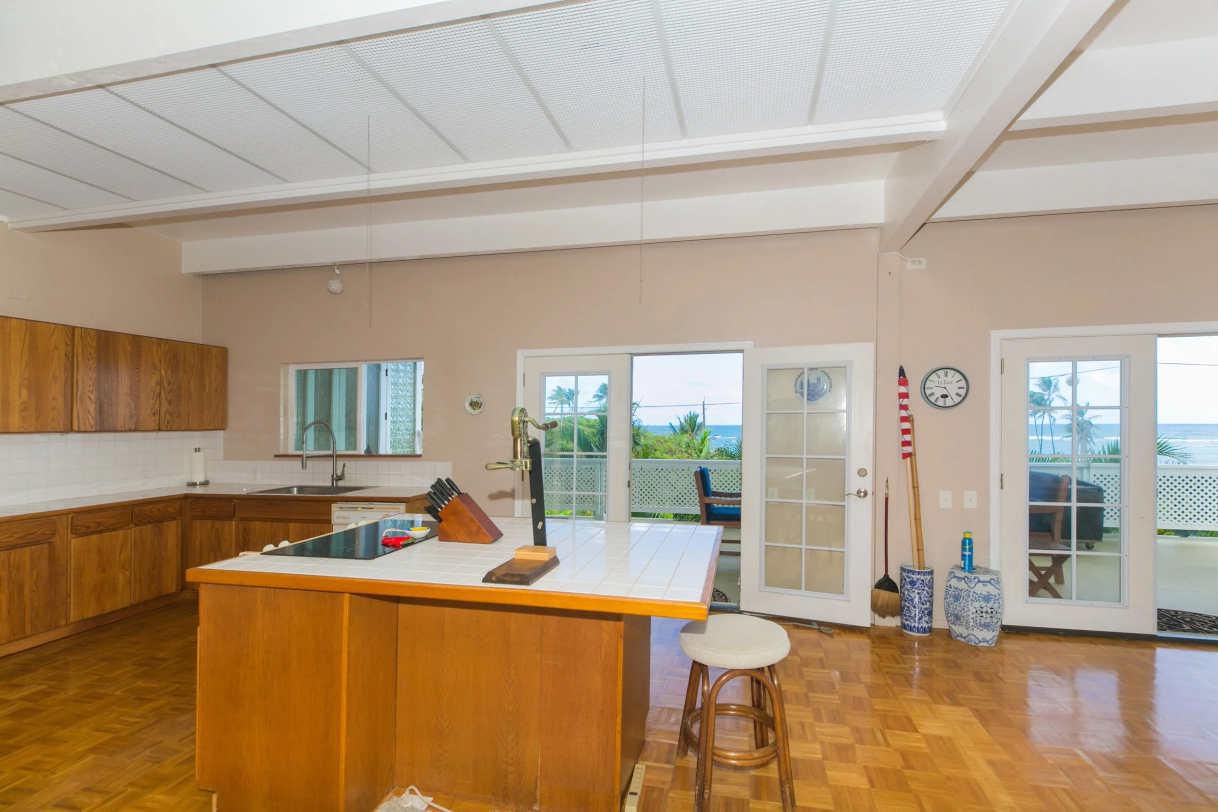 Commercial real estate - luxury Yoga, Health, Wellness, Artist Retreat  with an ocean view large chef's kitchen