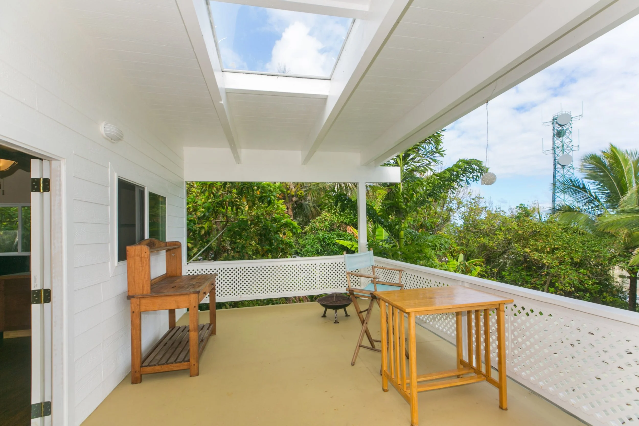 Commercial real estate - luxury Yoga, Health, Wellness, Artist Retreat  with an ocean view