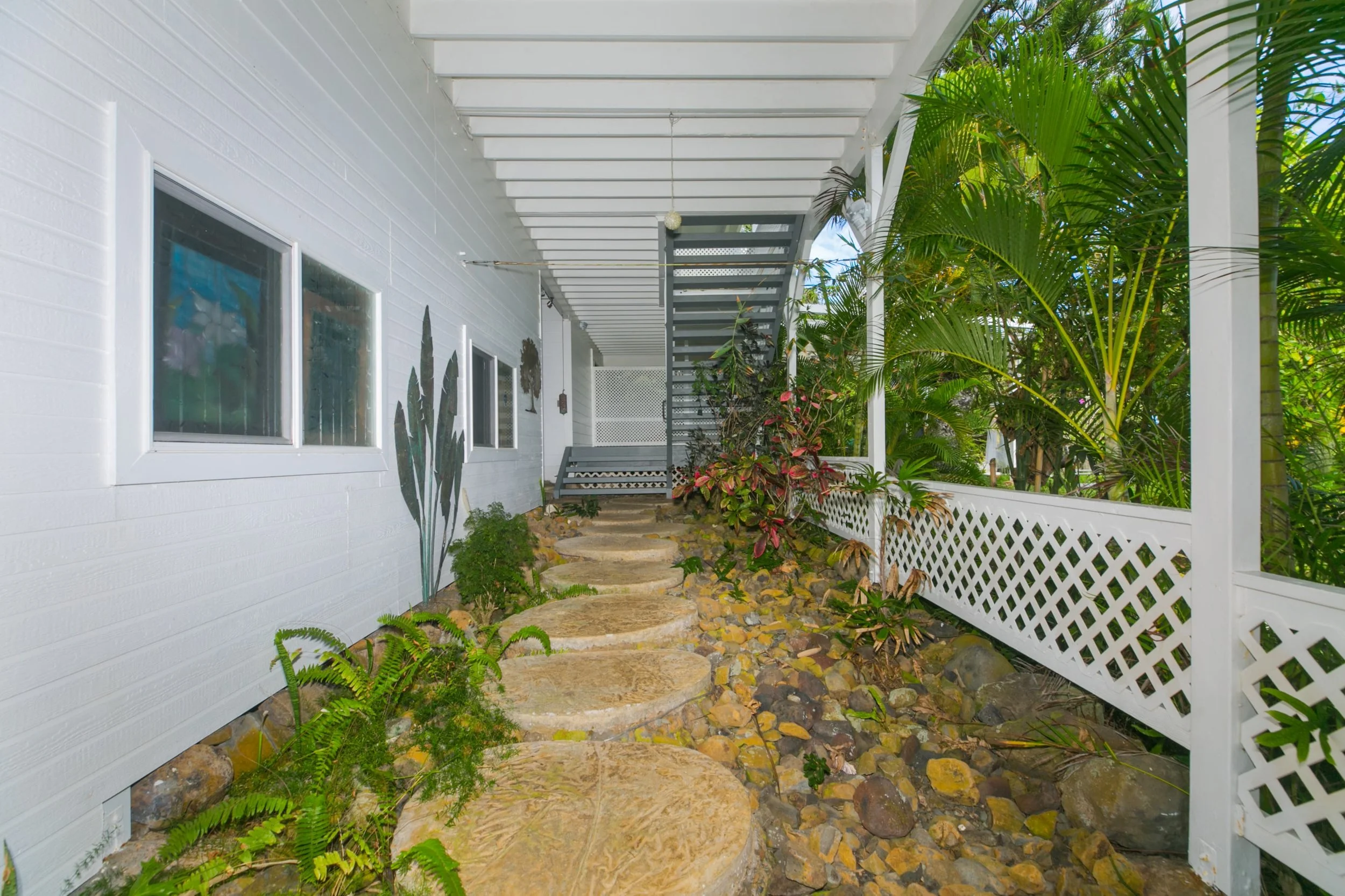 Commercial real estate - luxury Yoga, Health, Wellness, Artist Retreat  with an ocean view