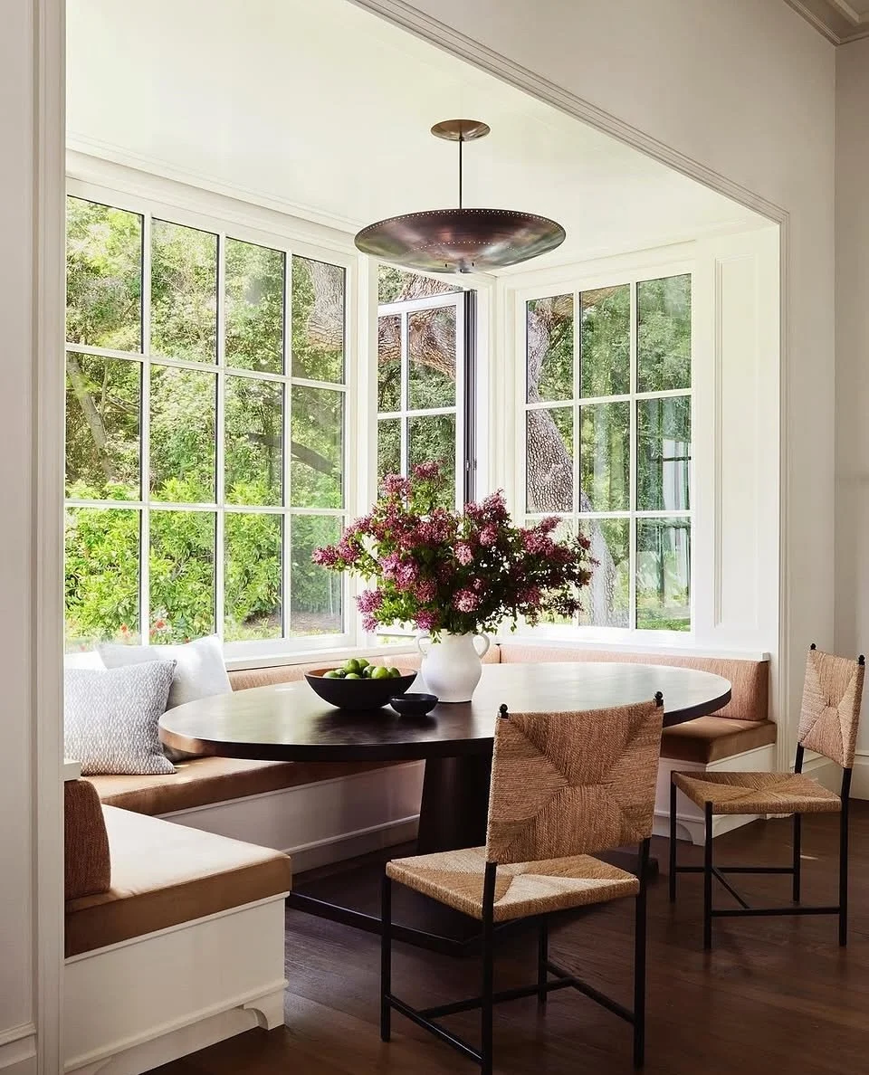 Happy Monday, friends! 

Did you know breakfast nooks became popular in the early 1900s as cozy corners where families could gather for quick meals without setting a formal table?

Over a century later, they&rsquo;re still one of my favorite design e