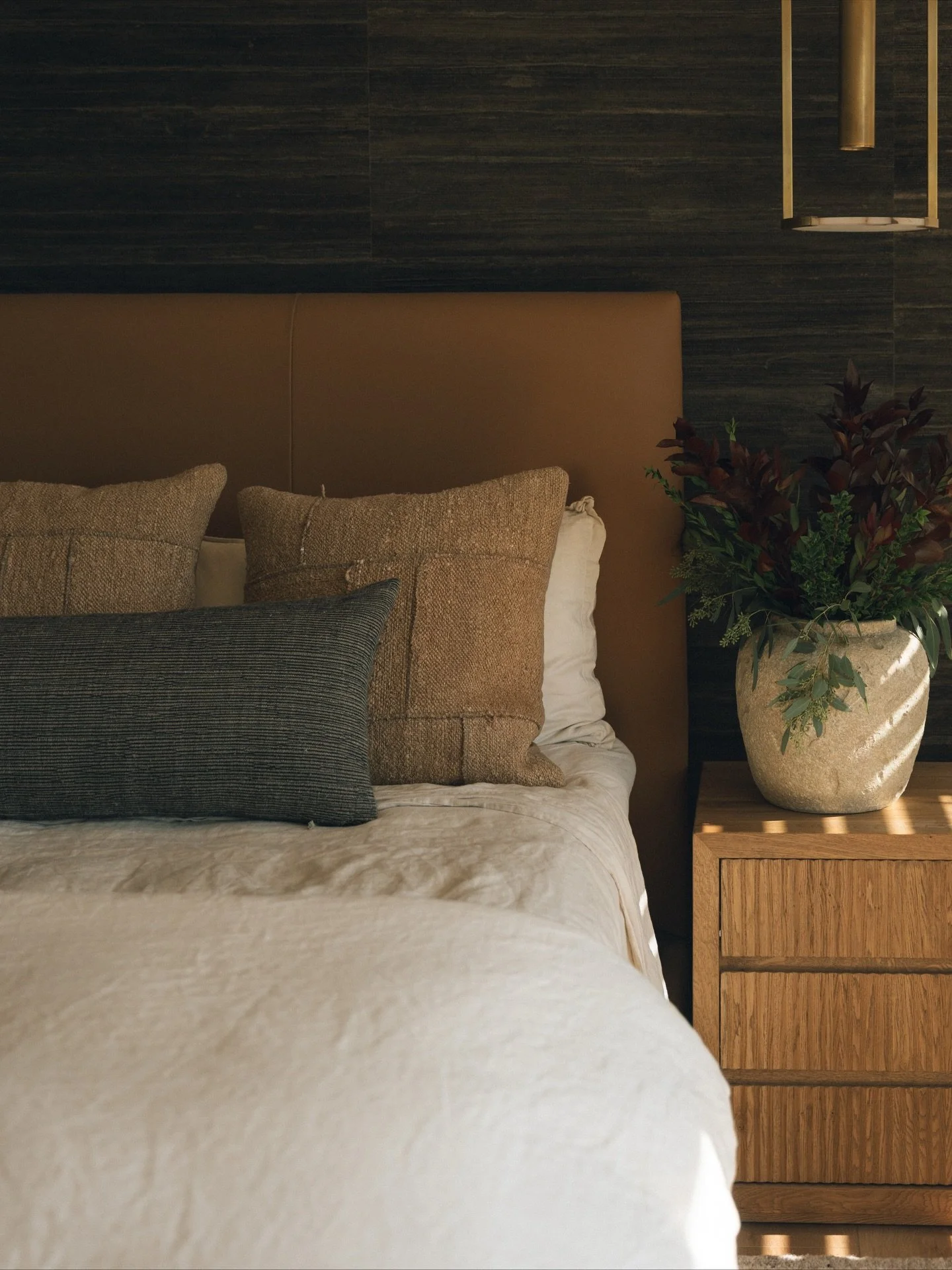 Thanksgiving week incoming&hellip; which means houseguests, hosting, and so many memories made at home. Can't wait to squeeze my college kids! 

A cozy primary bedroom is the perfect way to end those long entertaining days. Here we chose a gorgeous #