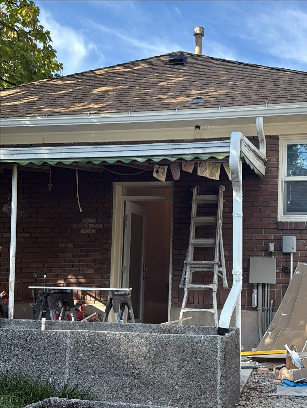 And still going. This is an example of a customer that bought a house and made it her home with our help. Give us your ideas and we&rsquo;ll make it happen.
&lsquo;
Our services provided:
* Interior paint
* Countertop cutting/replacement
* Carpet rem