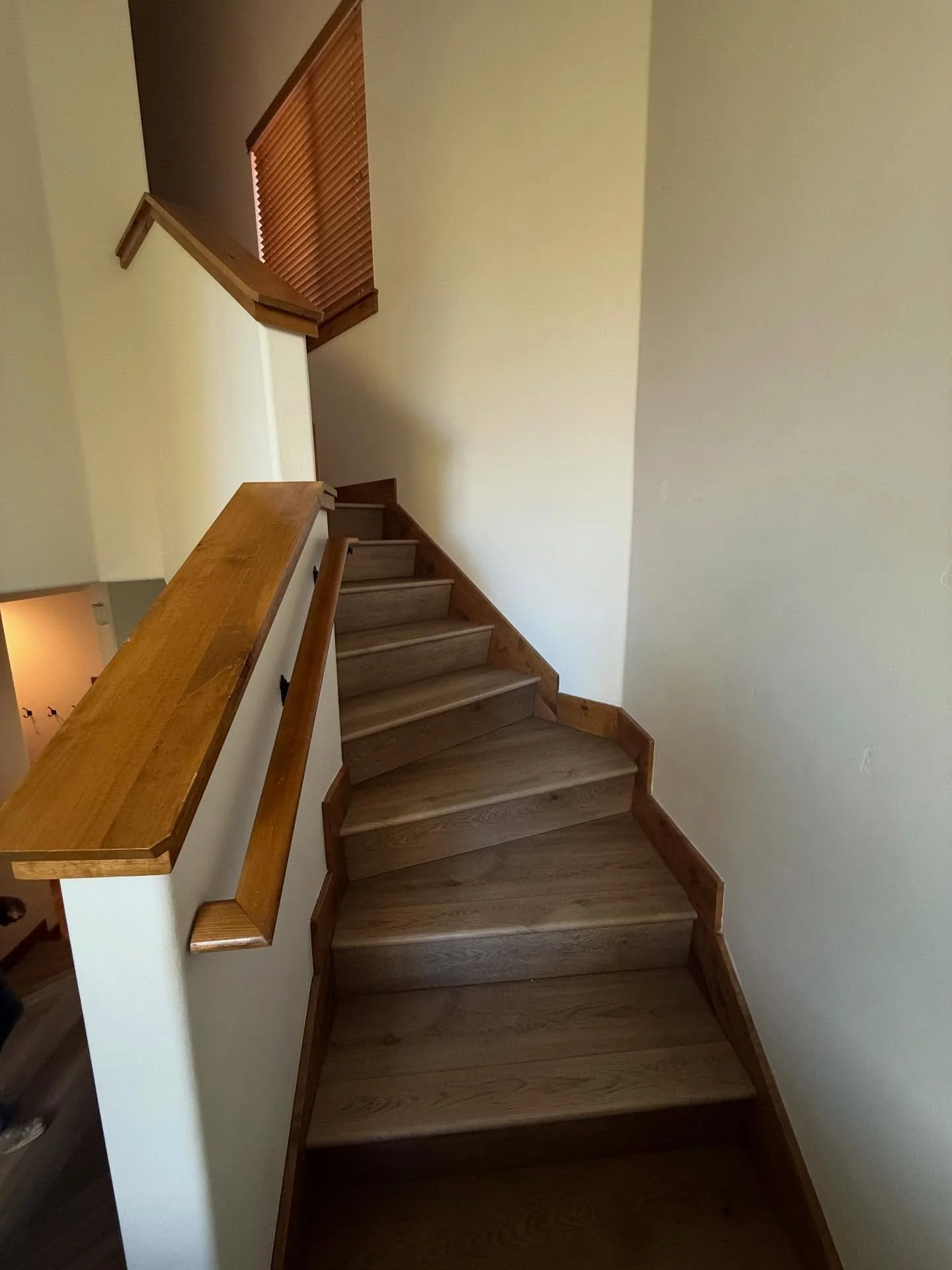 We are proud of helping our customers by providing ideas for their new space. This is an example of how we helped with getting the desired material, design and colors and customize it to achieve the so dreamed results.