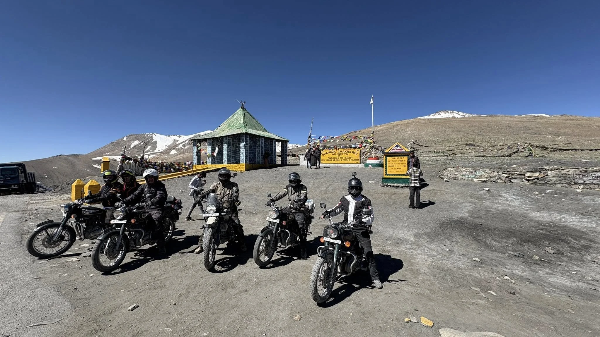 bikes lined up ladakh.jpg
