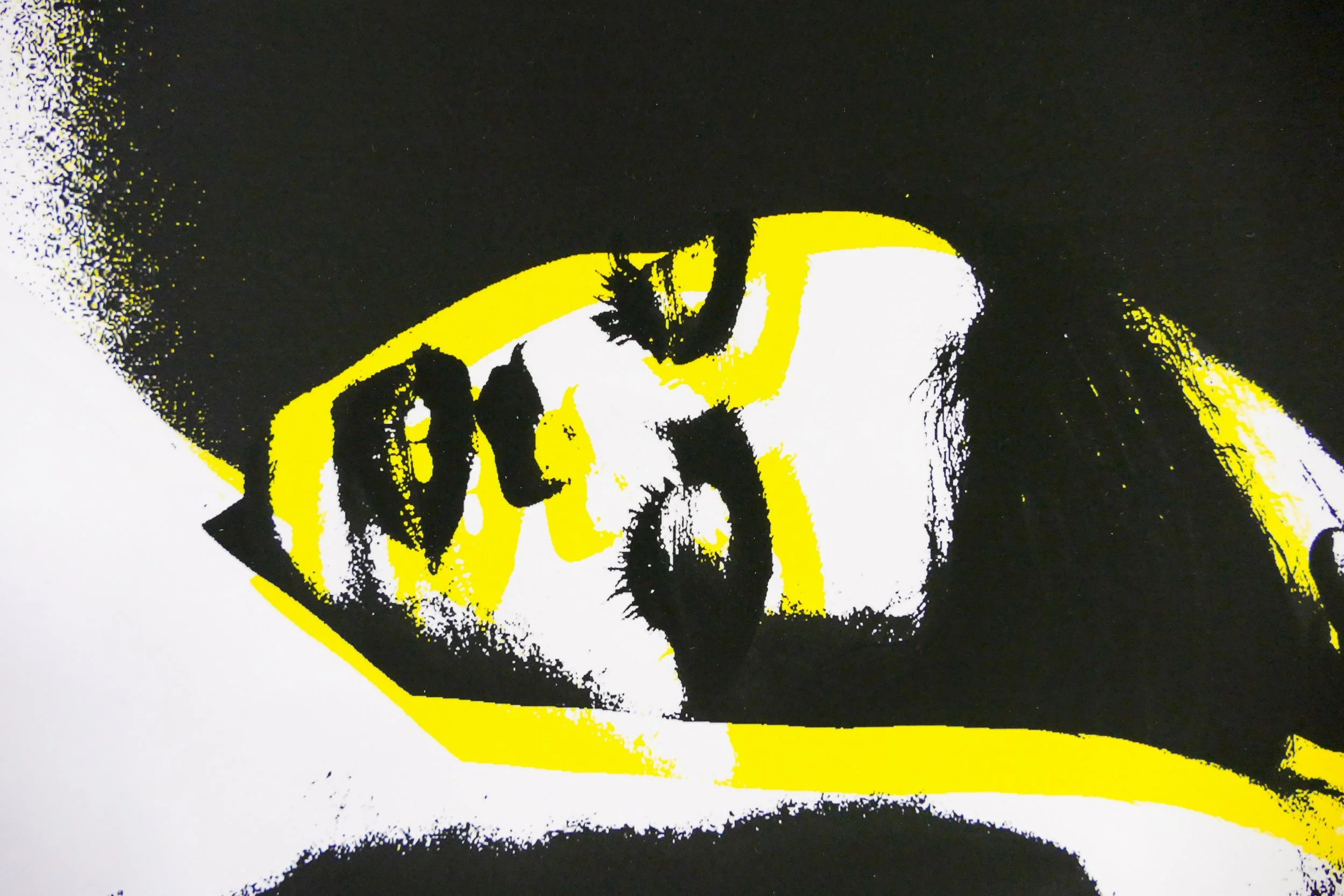 Schwarz-weißer Pop-Art-Stilbild einer Frau mit gelben Akzenten, die eine Hand vor das Gesicht hält.