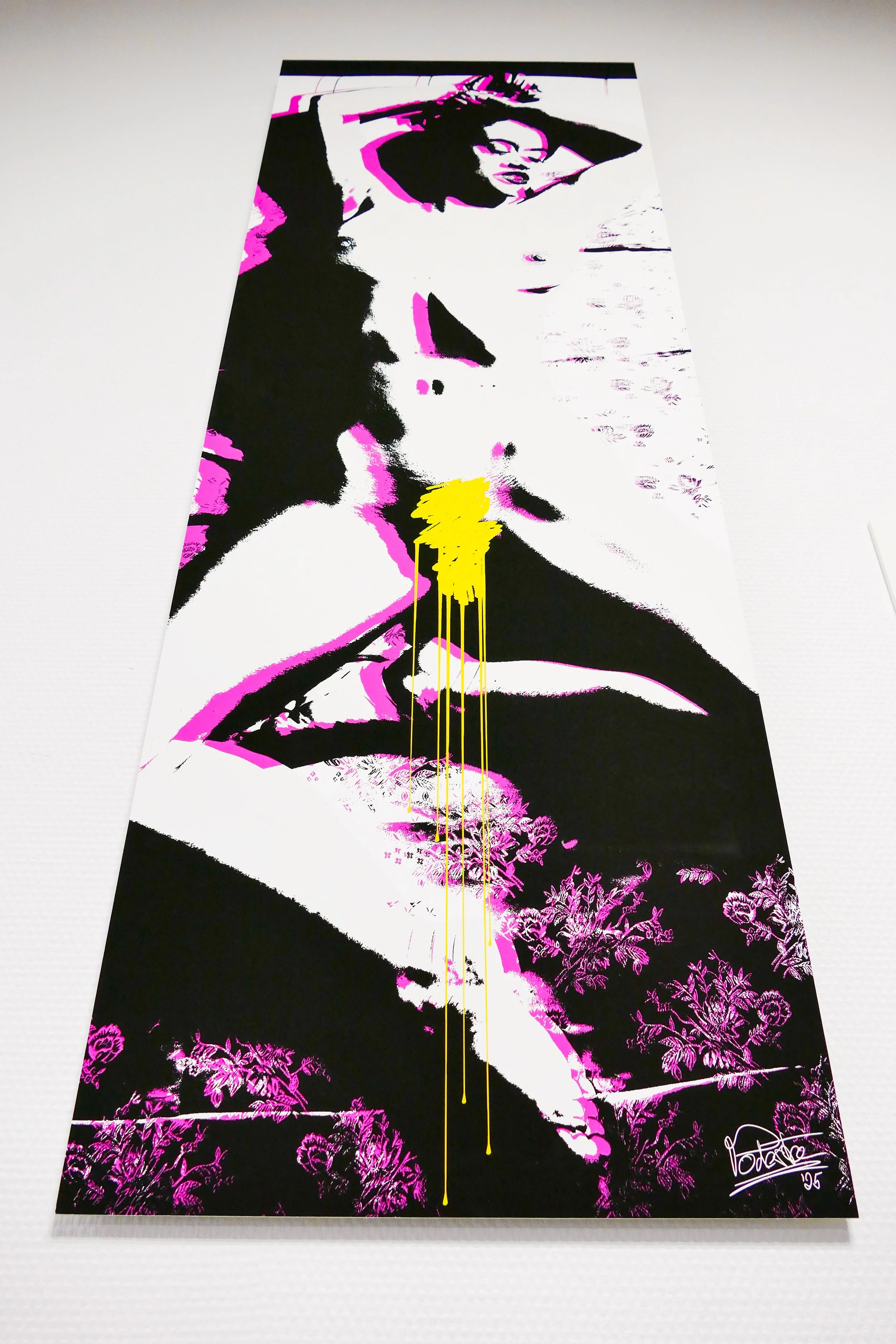 Kunstwerk in Street-Art-Stil mit einer stilisierten Frauenfigur, hauptsächlich in Schwarz, Weiß, Pink und Gelb, mit Blumen im unteren Bereich und gelben Farbtropfen in der Bildmitte.