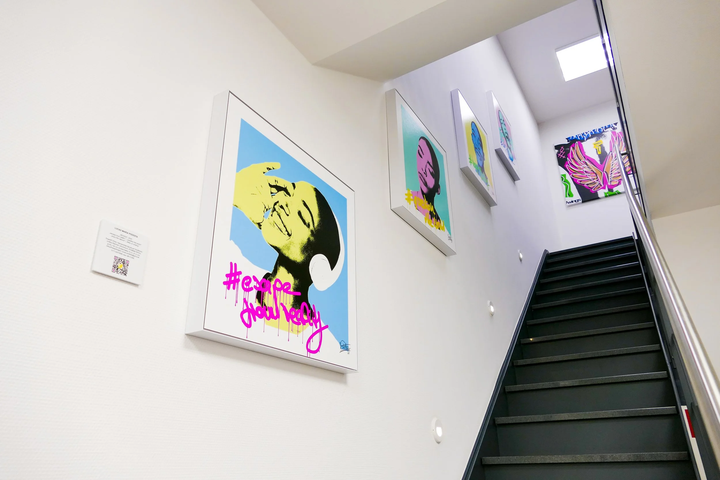 Straße mit Blick auf einen hellblauen Himmel, Parkbänke, und Bäume