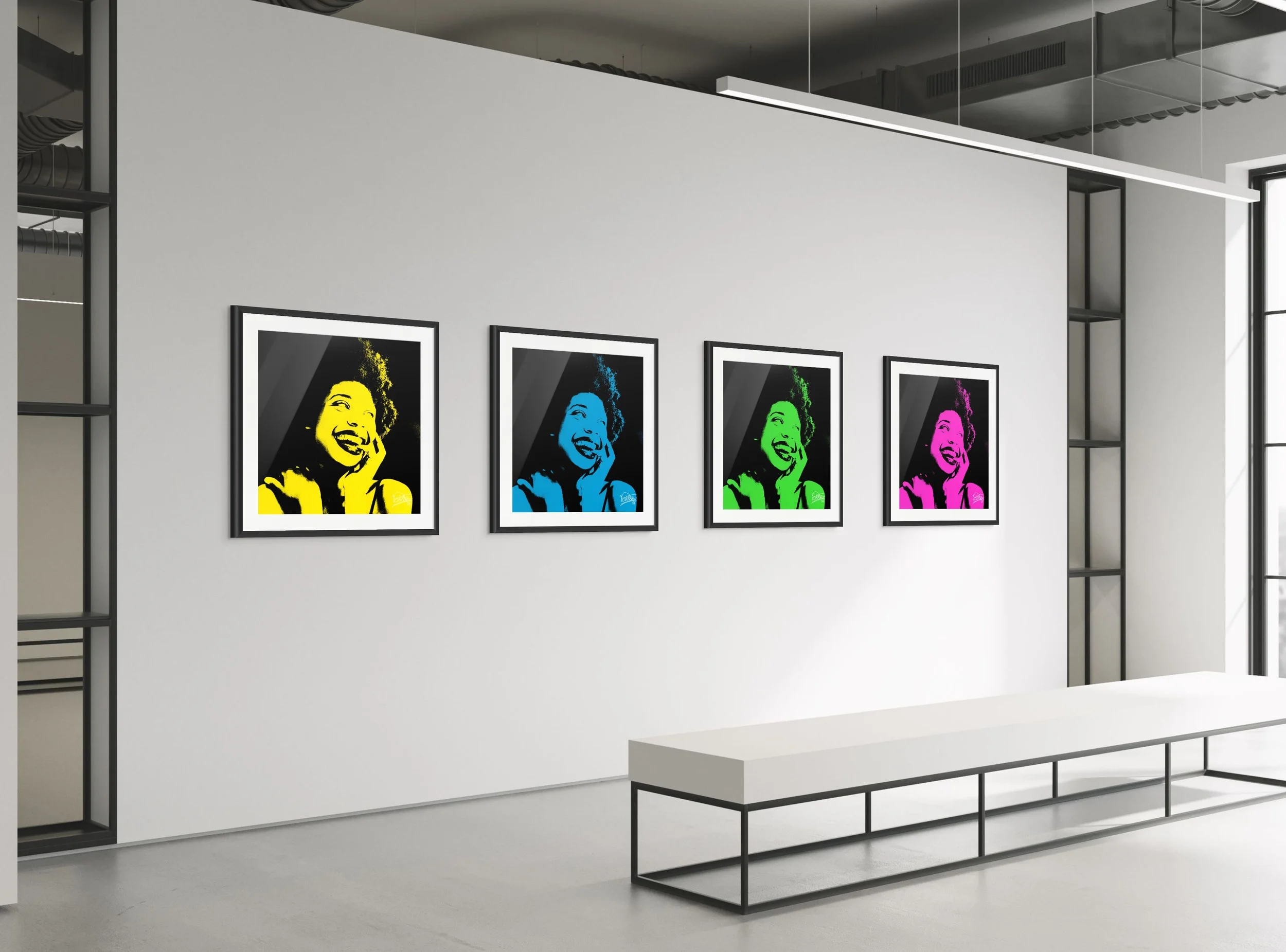 Vier Kunstdrucke einer lachenden Frau in Pop-Art-Stil, in den Farben Gelb, Blau, Grün und Pink, hängen an einer weißen Wand in einer modernen Galerie, mit einem weißen Sitzbank im Vordergrund.