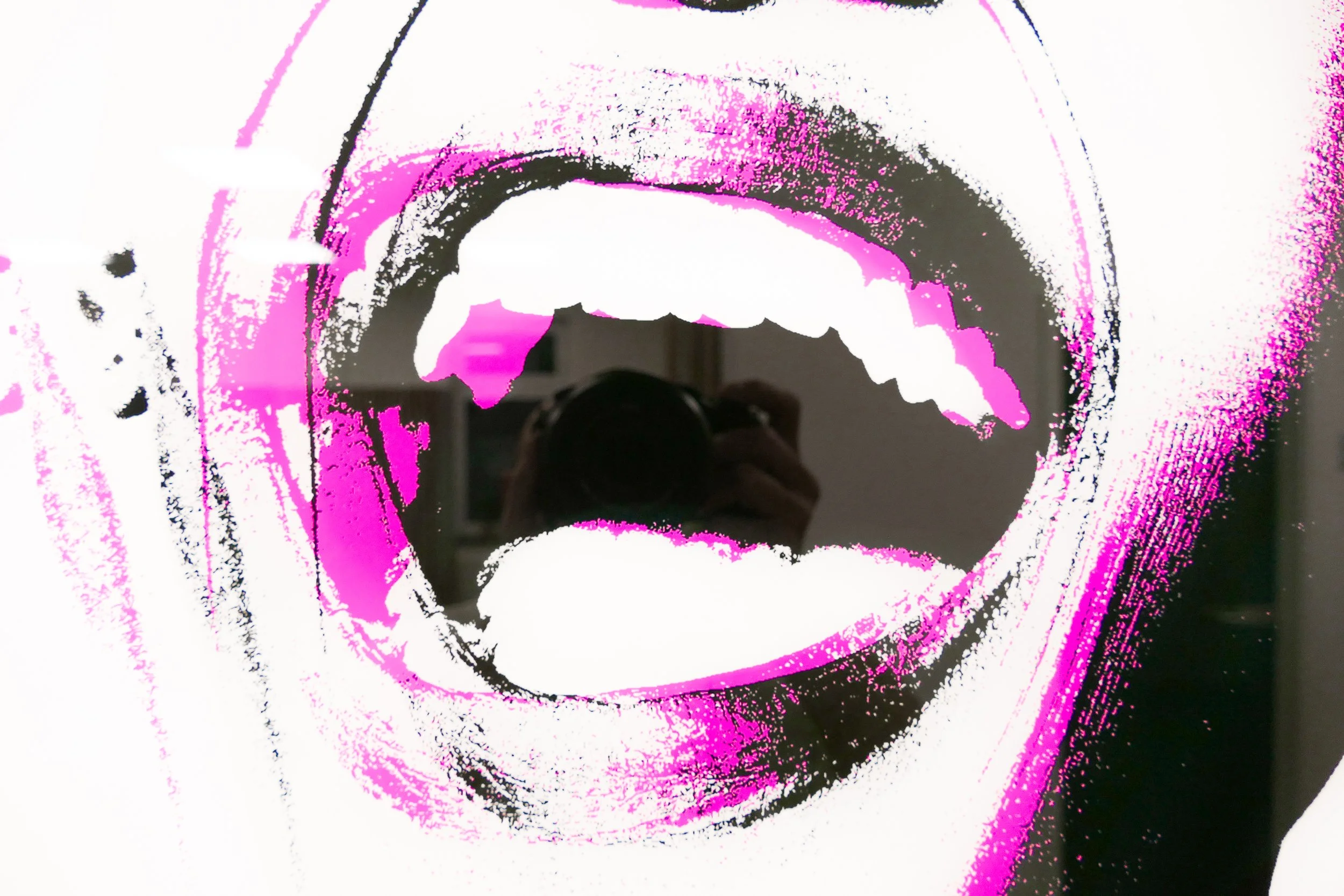 Hochwertiges Bild von einer offenen Munddarstellung mit schwarzen, weißen und pinkfarbenen Akzenten, die einen grafischen, street-art inspirierten Stil aufweist.
