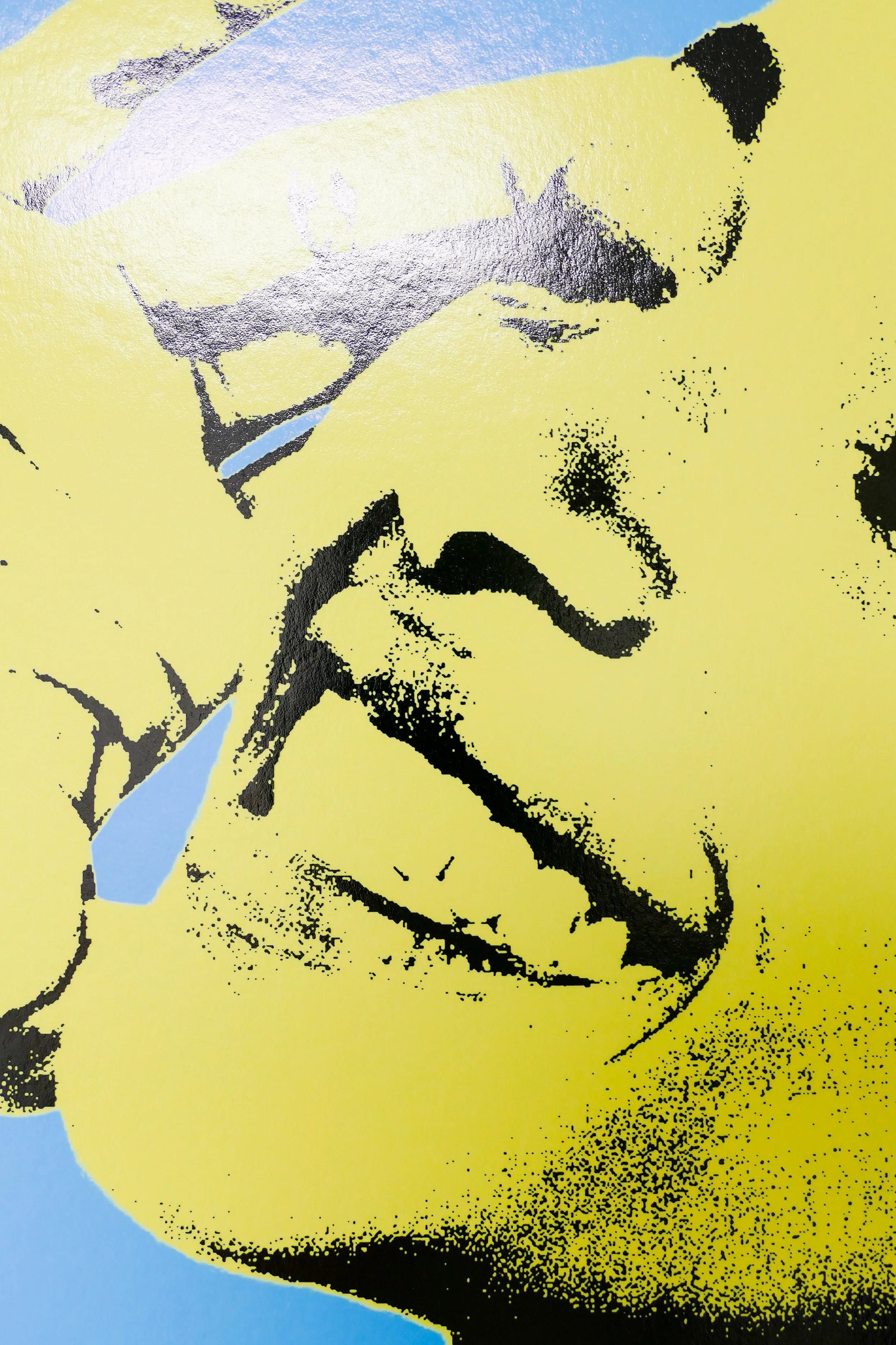 Nahaufnahme eines lachenden Gesichts mit geschlossenen Augen, dargestellt im Pop-Art-Stil mit gelbem, schwarzen und blauen Farben.