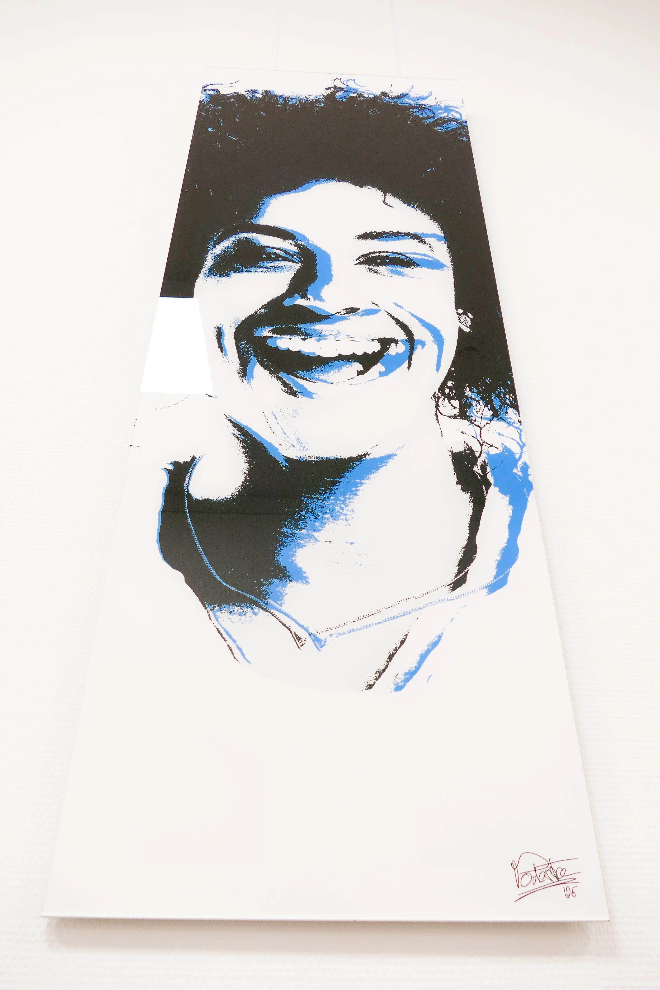 Ein künstlerisches Portrait eines lachenden Menschen, erstellt in einem Pop-Art-Stil mit schwarzen, weißen und blauen Farbtönen.