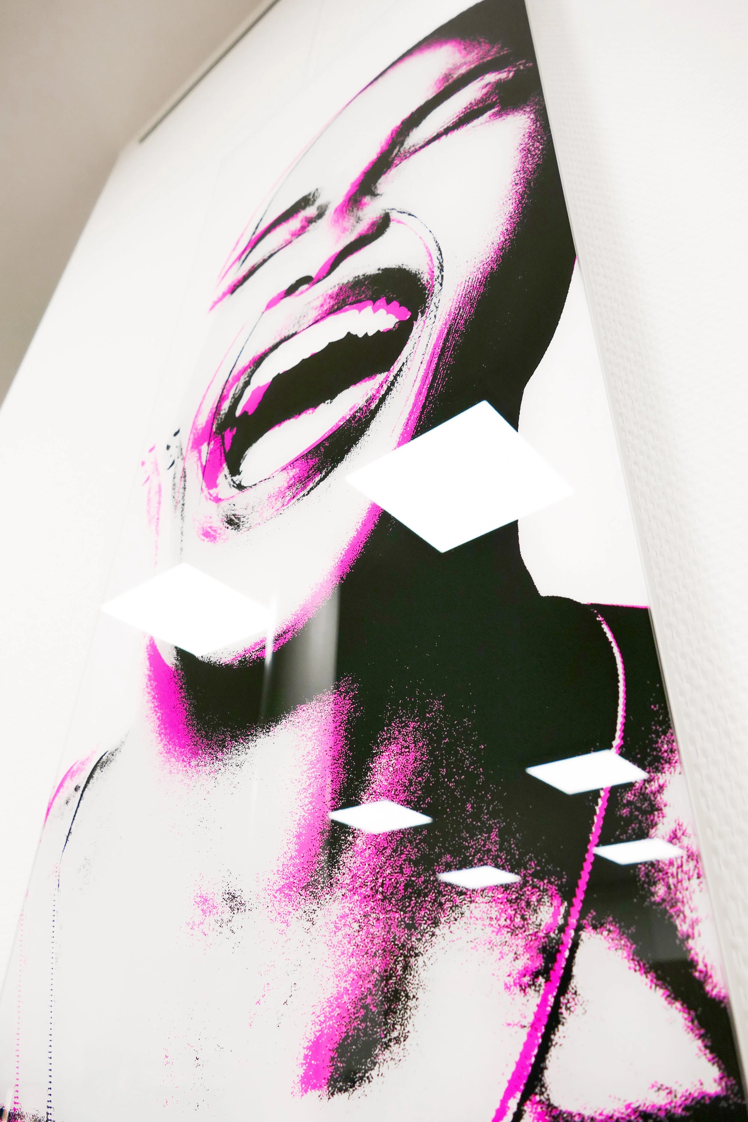 Porträt einer lachenden Frau in Schwarz-Weiß mit pinkfarbenen Akzenten, gemalt im Pop-Art-Stil.