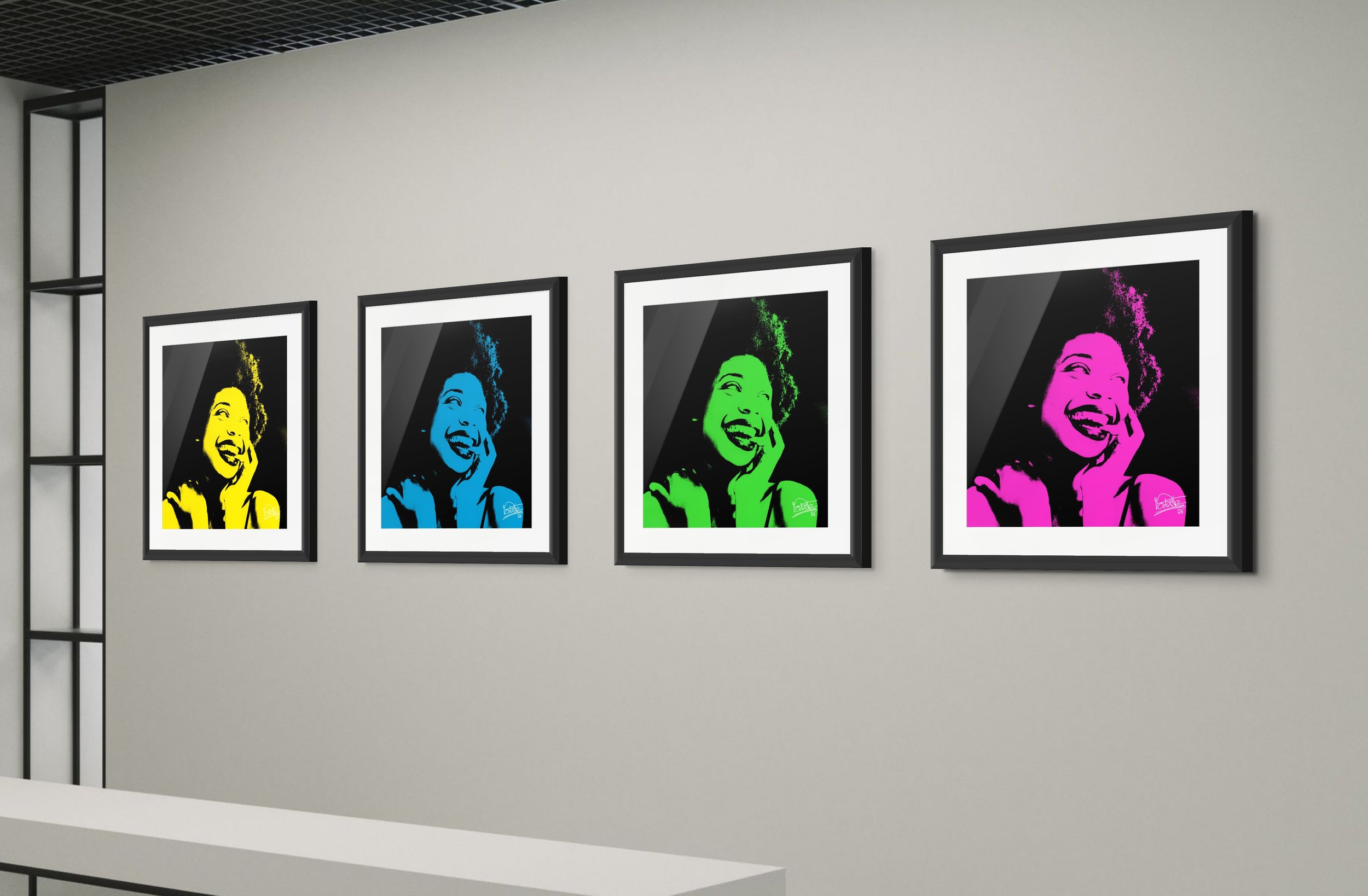 Vier farbige Pop Art Bilder einer lachenden Frau an einer weißen Wand. Die Bilder sind in den Farben Gelb, Blau, Grün und Pink. Jedes Bild hat eine schwarze Hintergrund und einen Rahmen.