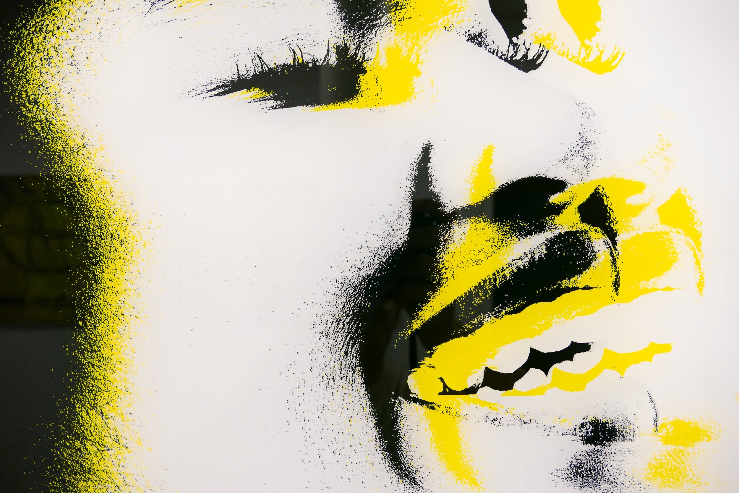 Kunstwerk eines Gesichts mit geschlossenen Augen, offene Mund und Hand an den Lippen, in schwarz und gelb. Vintage, Druckkunststil.