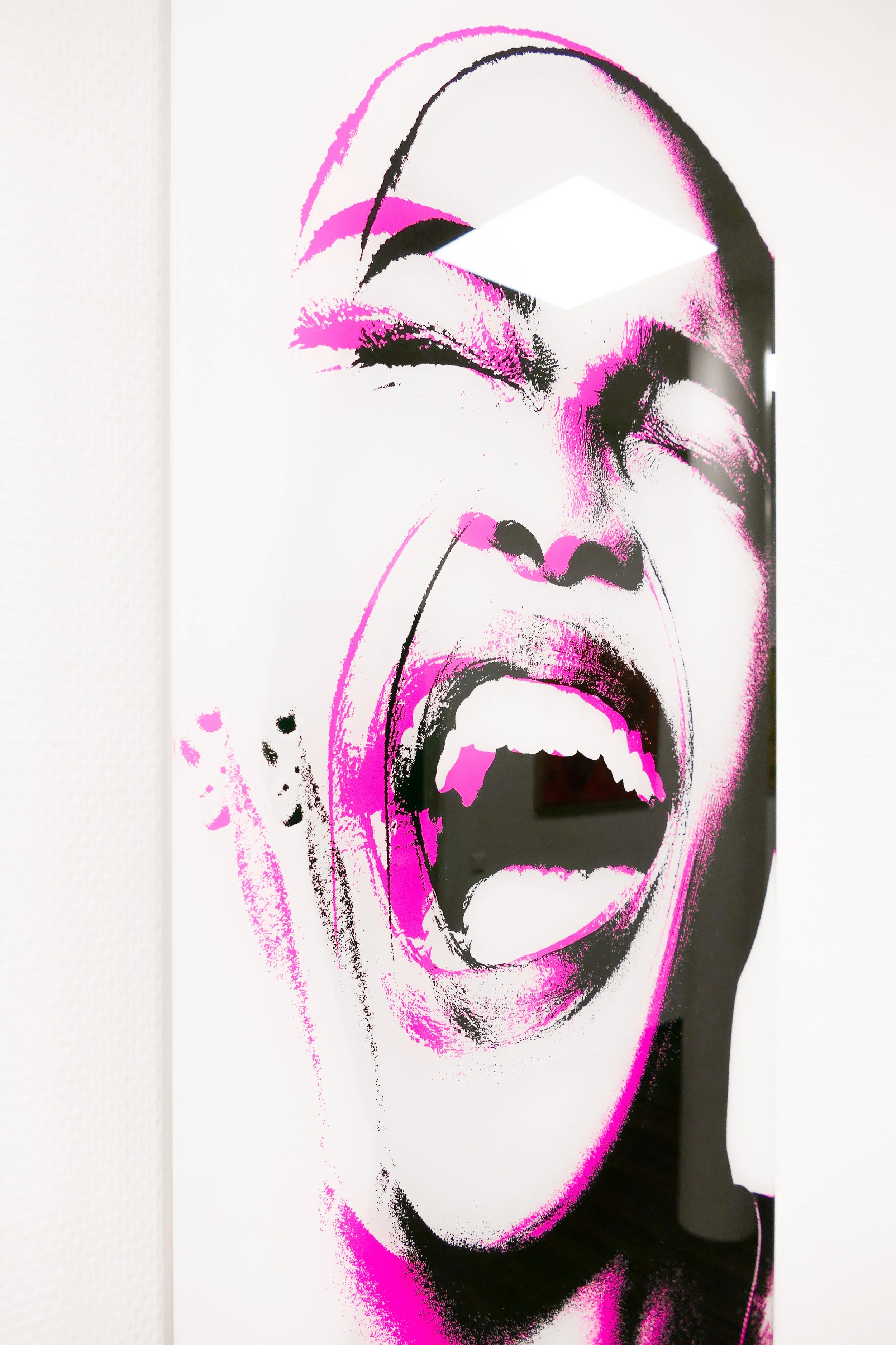 Kunstwerk eines Porträts eines lachenden, schreienenden Gesichts in Schwarz-Pink-Tönen auf weißem Hintergrund, mit einem reflektierenden Spiegel an der oberen rechten Ecke.