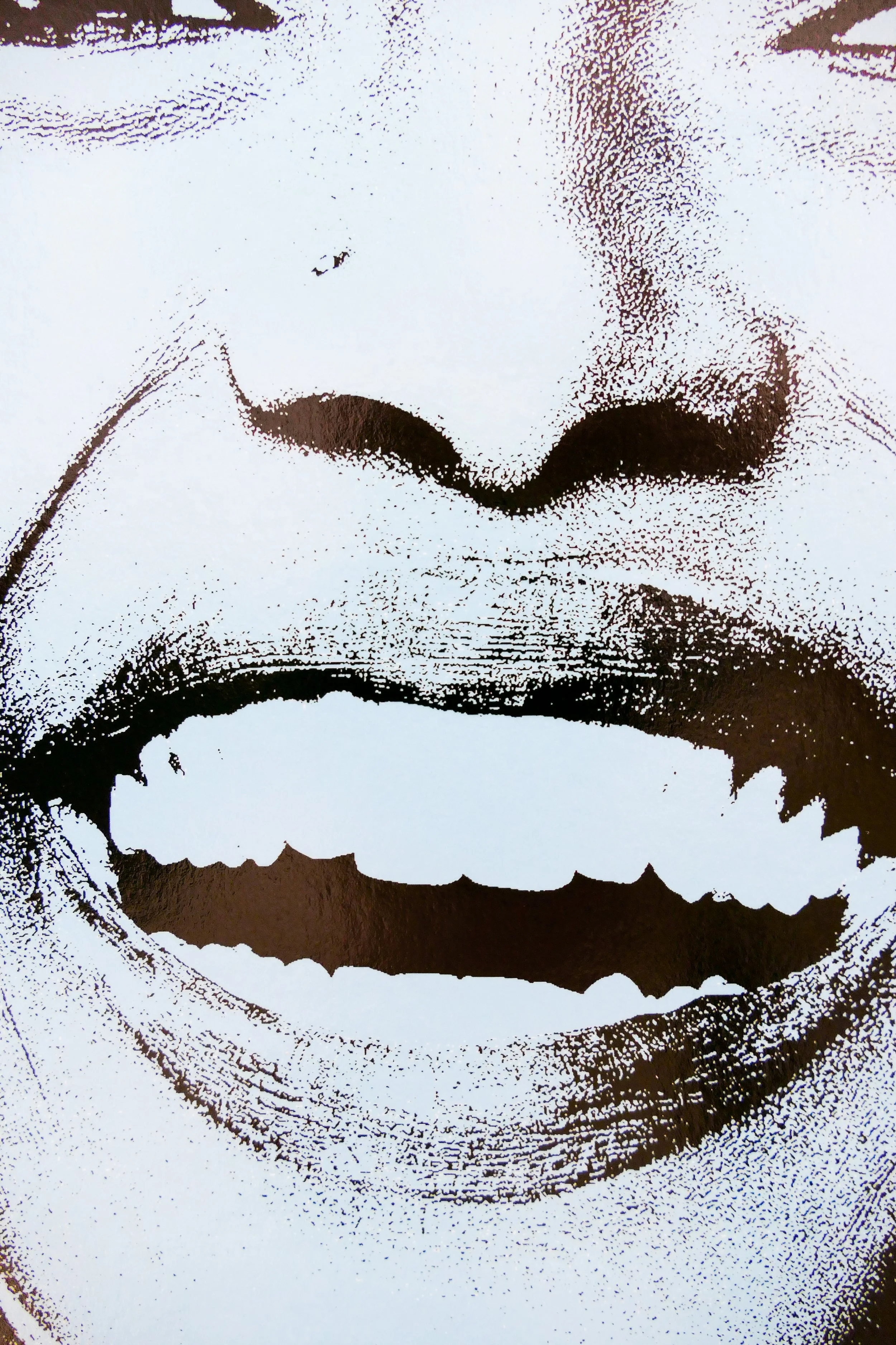 Ein kunstvolles, stilisiertes Porträt eines lachenden Gesichts, hauptsächlich in Schwarz-Weiß gehalten, mit betonten Lippen und Zähnen.