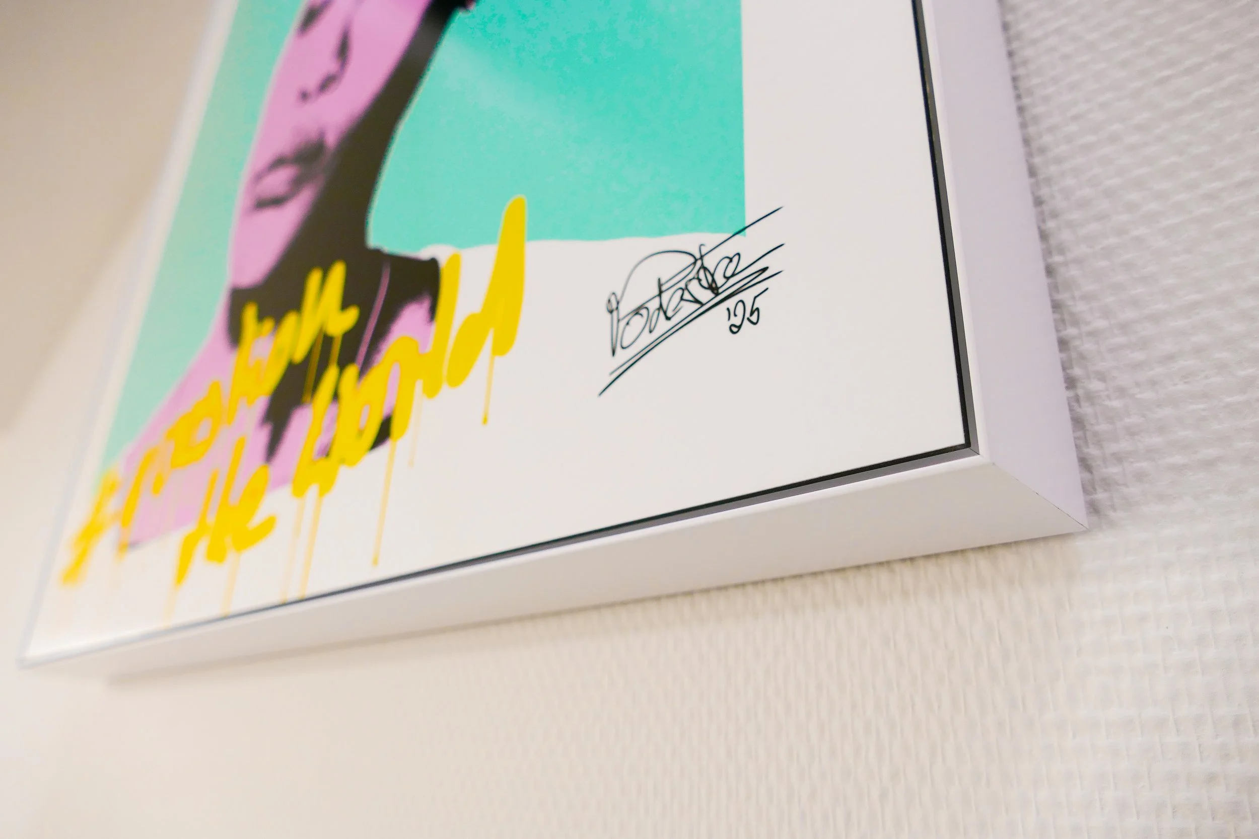 Kunstwerk mit bunten Farben, Signatur und Jahreszahl 25 am unteren rechten Rand.