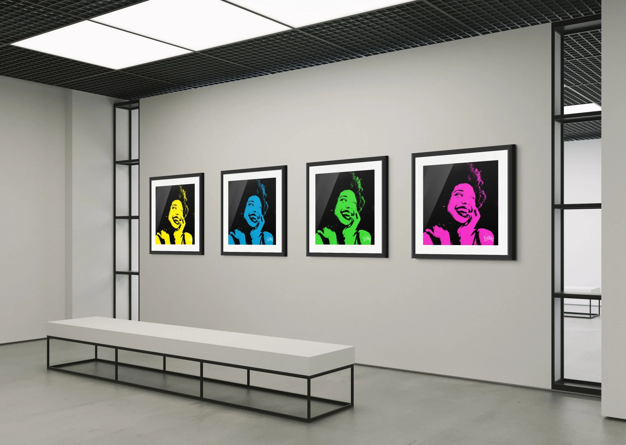 Vier Pop-Art Bilder eines lachenden Mädchens in verschiedenen Farben (Gelb, Blau, Grün, Pink) hängen an einer weißen Wand in einer modernen Galerie.