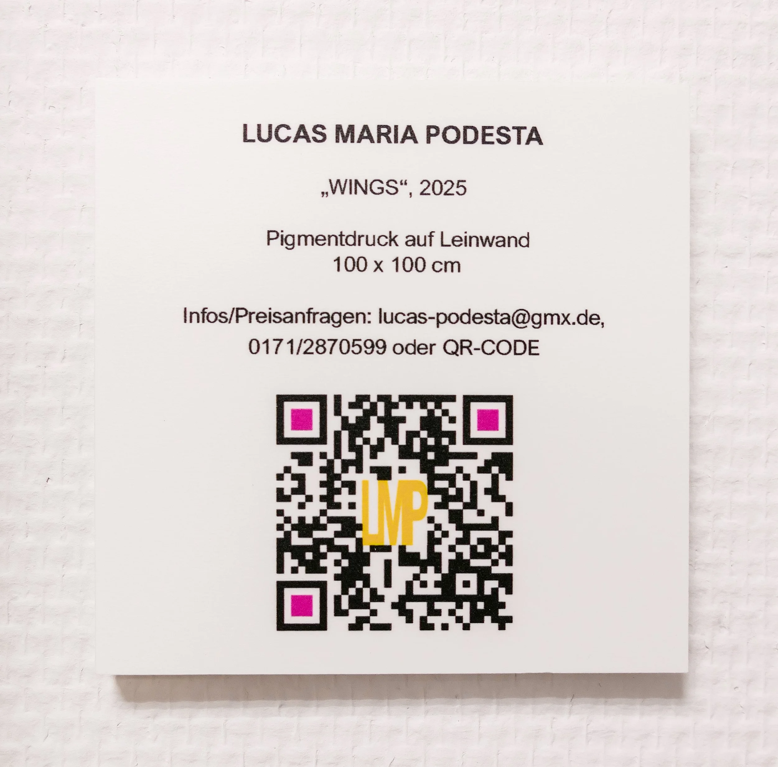 Weiße Plakat mit schwarzem Text, QR-Code mit gelbem Logo, pinken Markierungen in den Ecken und Kontaktinformationen.