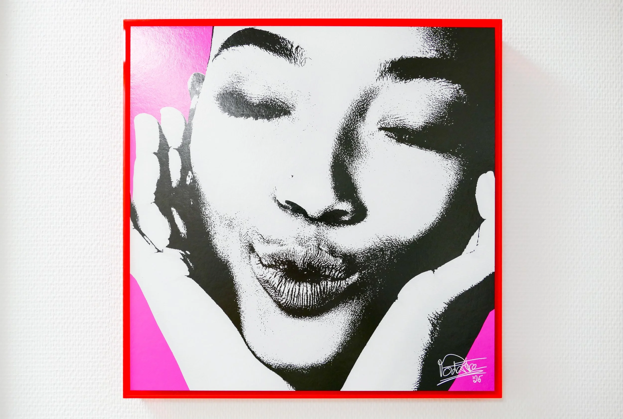 Kunstwerk eines Porträts einer Frau mit geschlossenen Augen, schwarz-weißer Stil mit pinkem Hintergrund und rotem Rahmen, signiert mit 'Votd' und '95'.