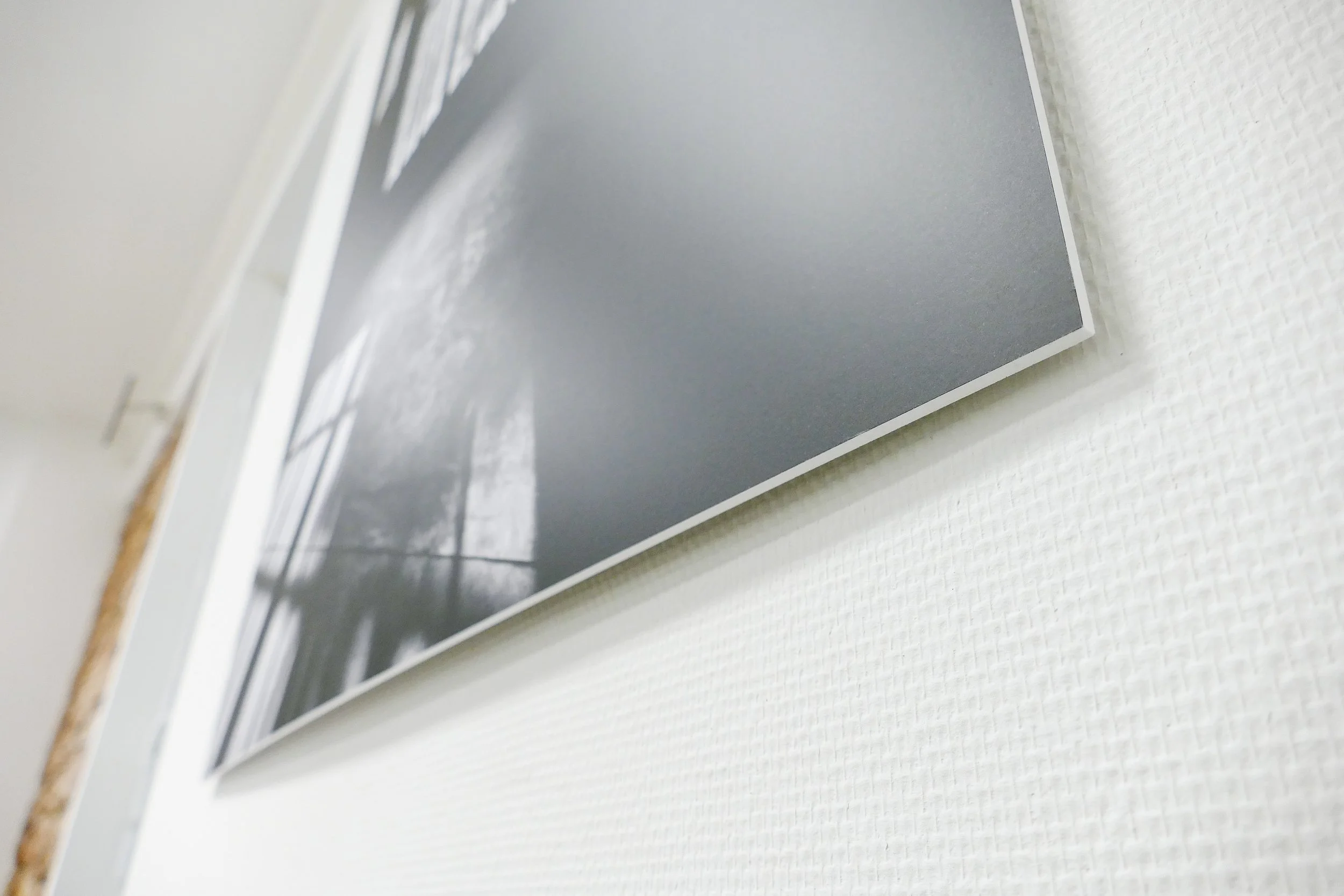 Nahaufnahme eines Wandbildes an einer weißen Wand.