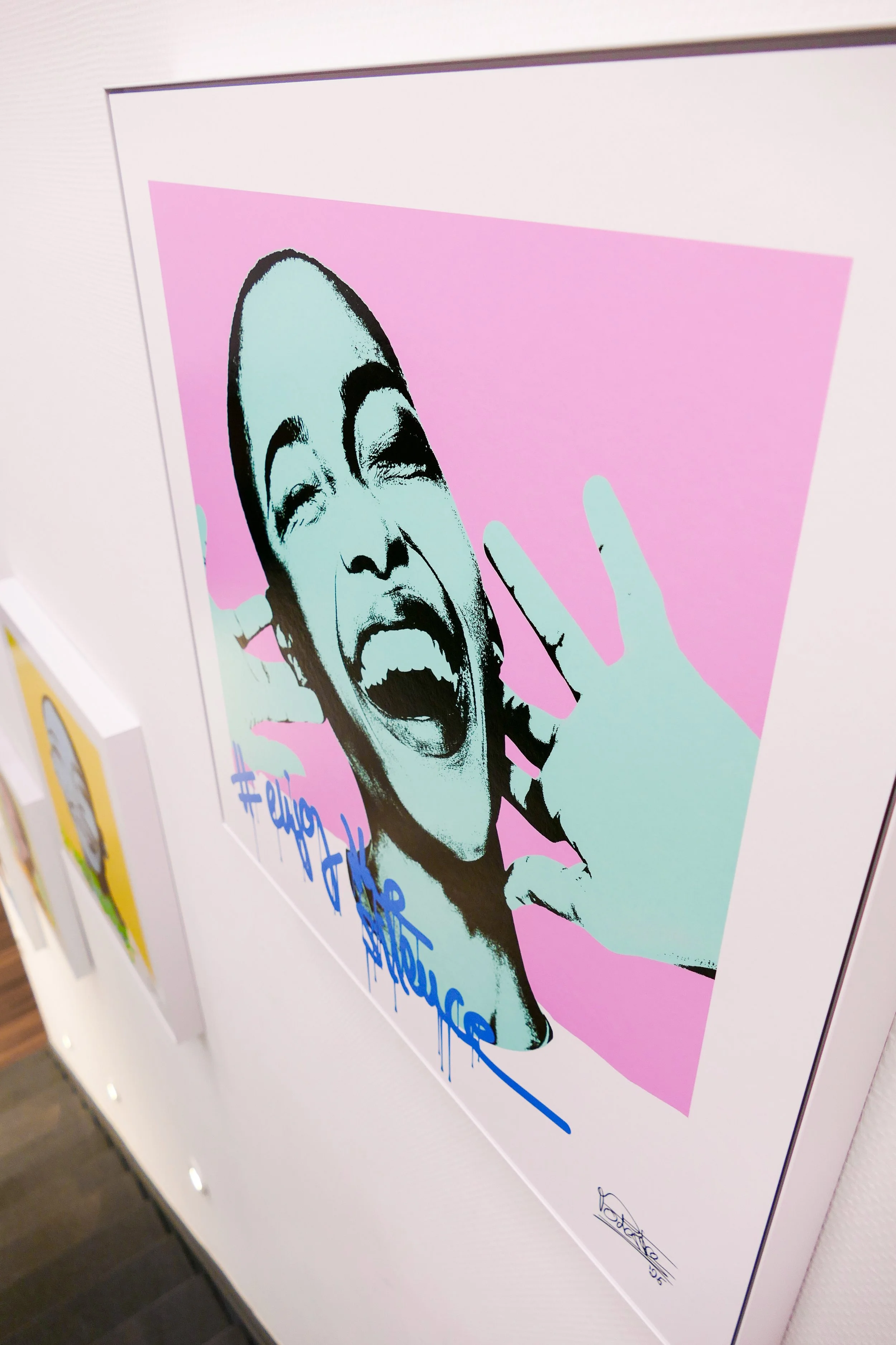 Stilisiertes Pop-Art-Bild eines lachenden Kindes mit hand auf dem Ohr, rosa Hintergrund, Graffiti-Text 'enjoy the silence' in Blau.