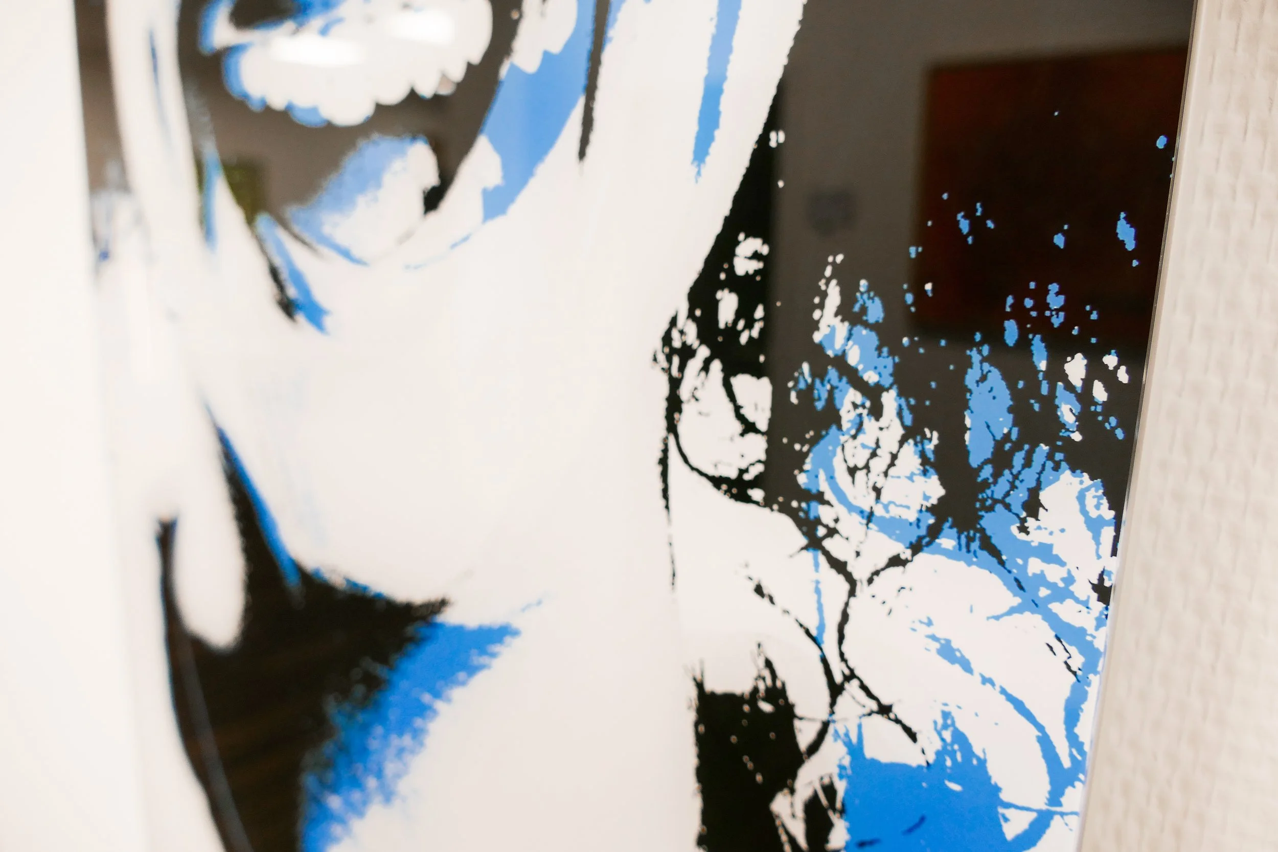 Kunstvolles digitales Bild mit blauen, schwarzen und weißen Farbflächen und abstrakten Mustern.