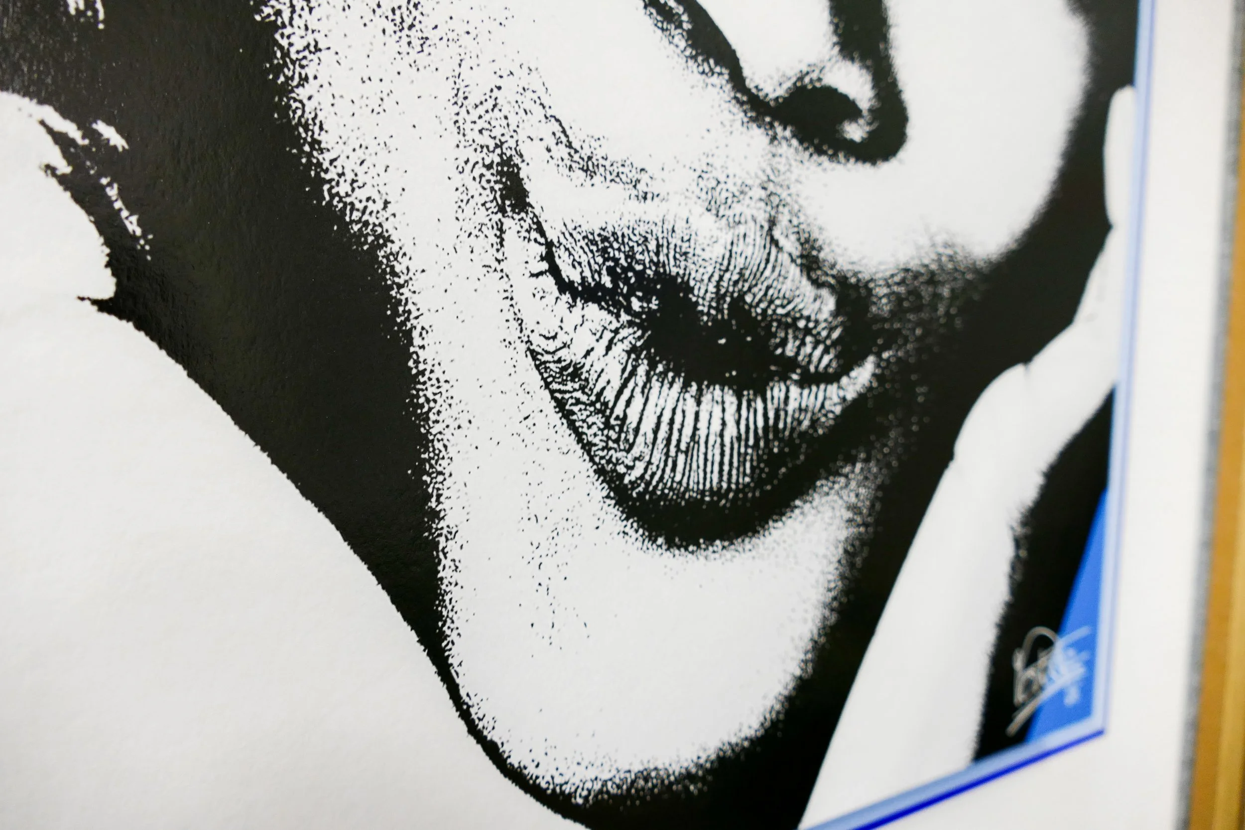 Nahaufnahme eines schwarz-weißen Porträts einer Person mit geschlossenen Augen und einer Hand an der Wange.