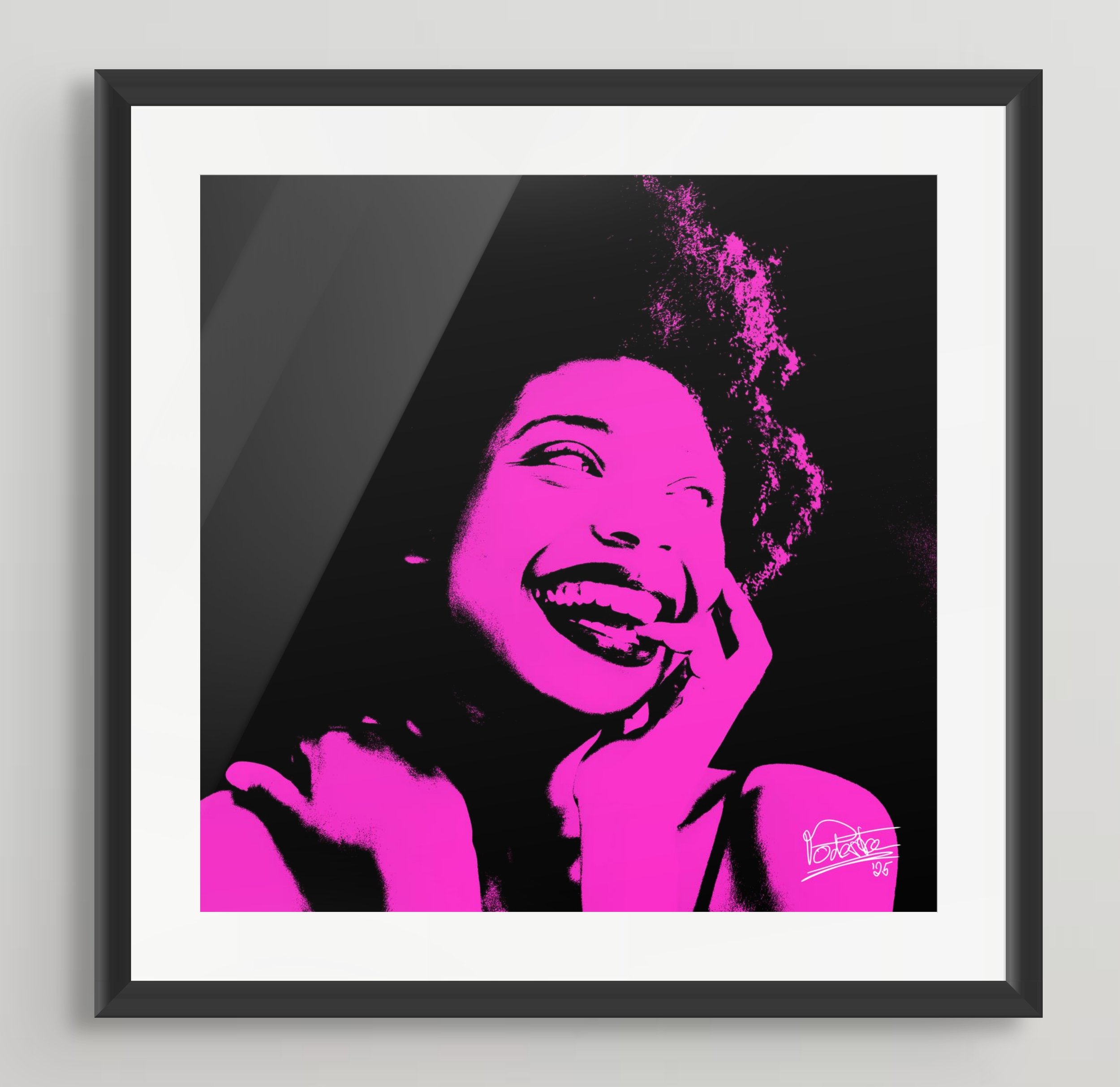 Digitales Kunstwerk eines lachenden Mädchens mit afroamerikanischem Erscheinungsbild, in Pink und Schwarz gehalten, mit Spray-Design-Elementen und künstlerischer Signatur in der unteren rechten Ecke.