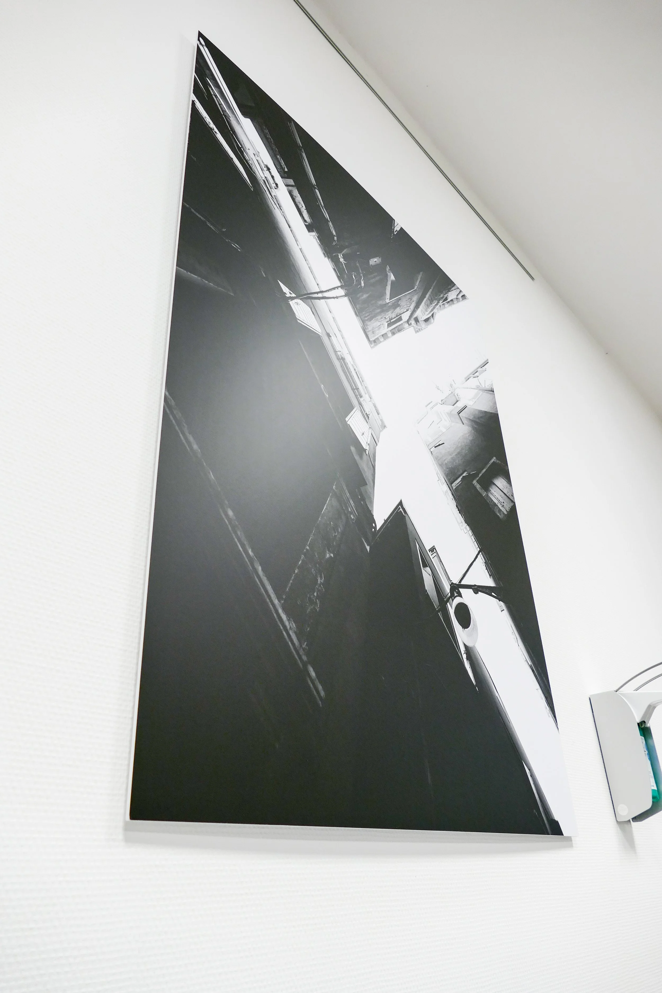 Schwarz-Weiß-Fotografie eines Innenraums mit mehreren Schreibmaschinen und Schreibtischen.