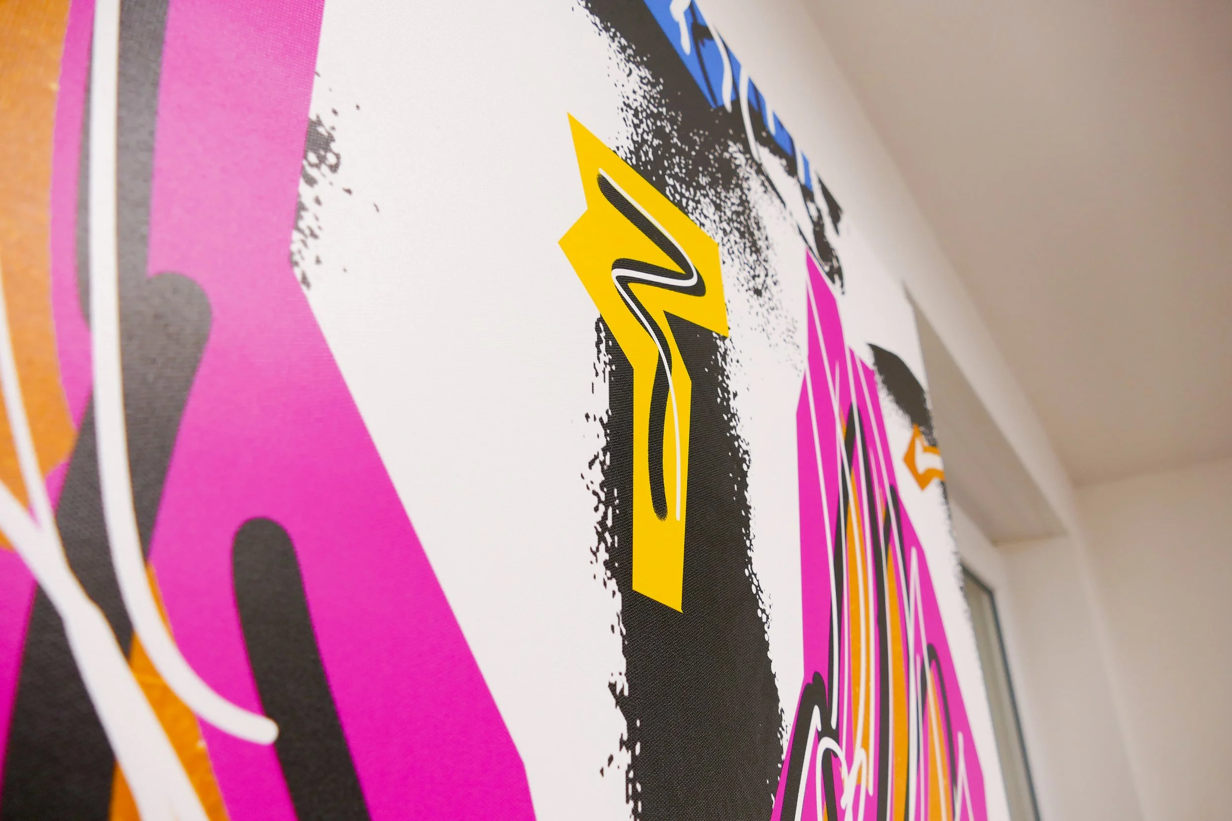 Graffiti-Kunst auf einer Wand mit bunten Farben und dynamischem Design.