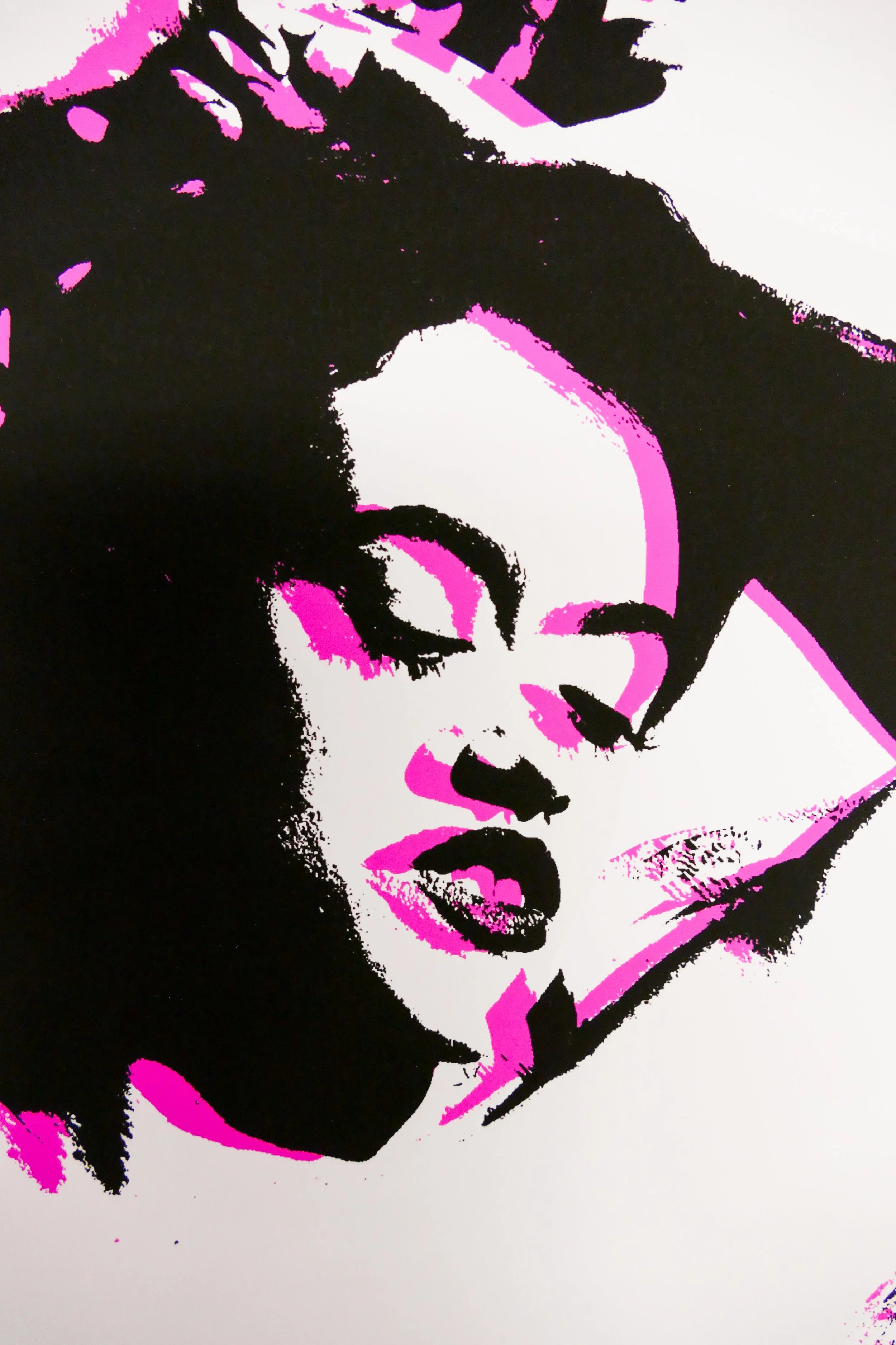 Modernes Kunstwerk eines Porträts einer Frau in Schwarz, Weiß und Pink, mit geschlossenen Augen und offenen Lippen, im Pop-Art-Stil