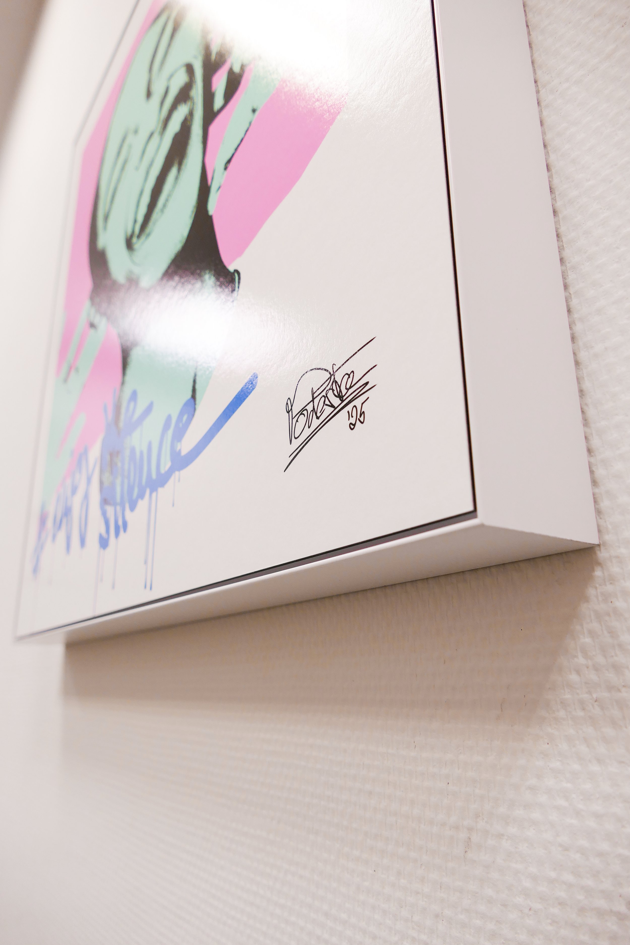 Druck eines Posters mit signatur und nummeriert mit 25 auf weißem Rahmen, das ein Farbdesign in Pastellfarben zeigt.