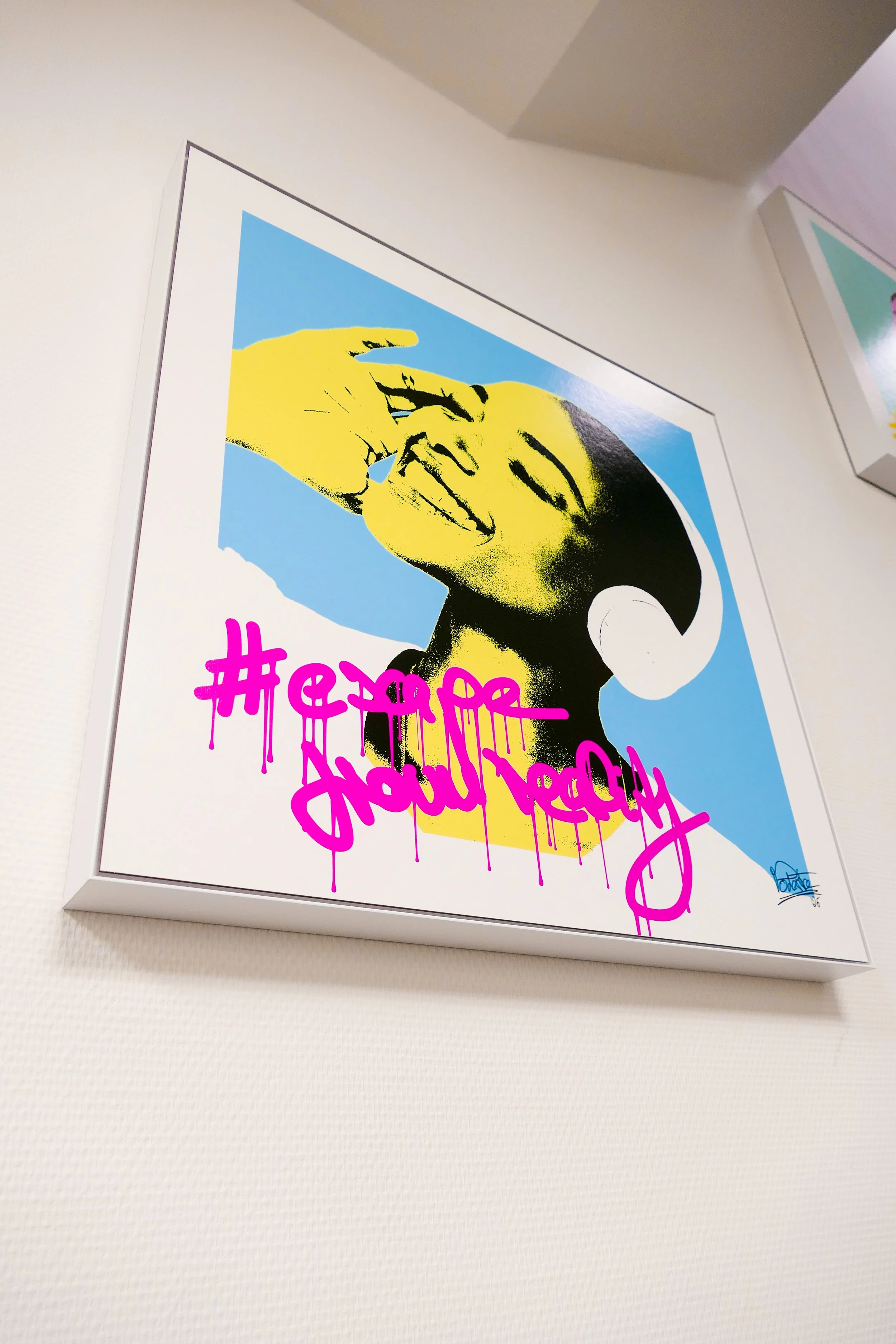 Kunstwerk eines lachenden Mädchens mit Stereo-Kopfhörern, im Pop-Art-Stil, mit pinkfarbenem Graffiti-Text '#enjoythejourney'.