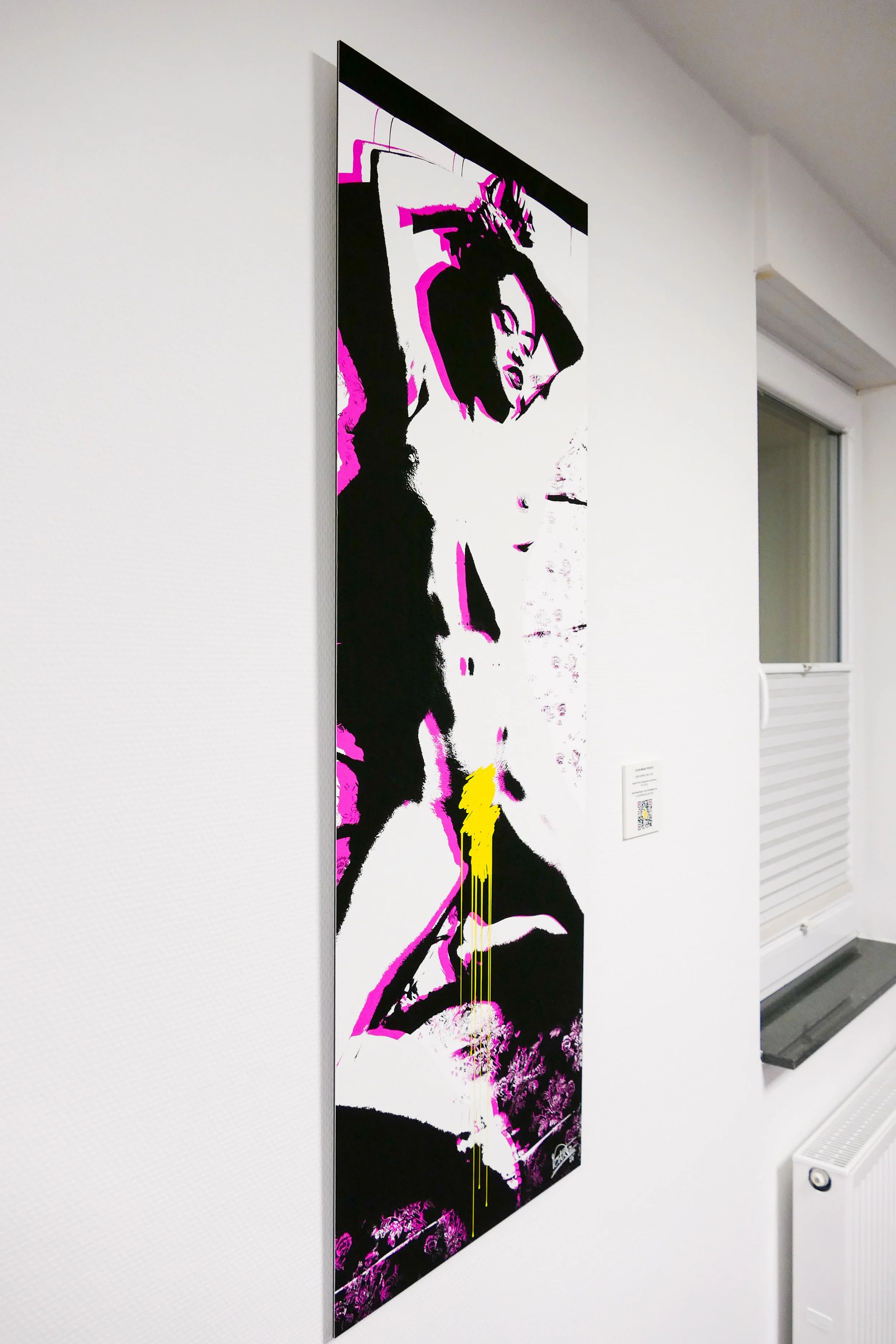 Streetart mit schwarz-weißer Frau mit pinken und gelben Akzenten an einer weißen Wand.