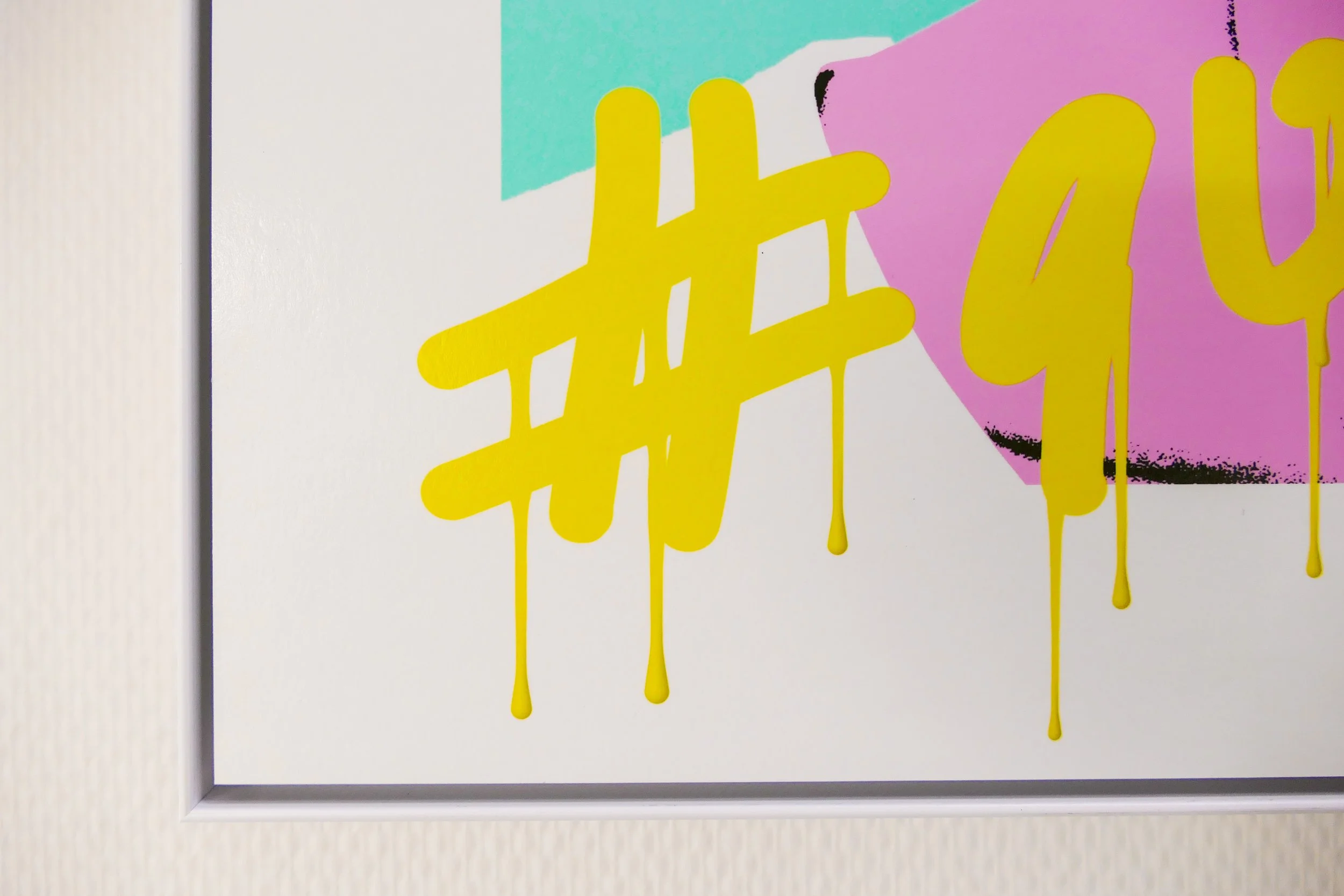Abstraktes Kunstwerk mit pink, türkisen und schwarzen Bereichen, überlagert von gelber Shape-Graphik, in einem weißen Rahmen.