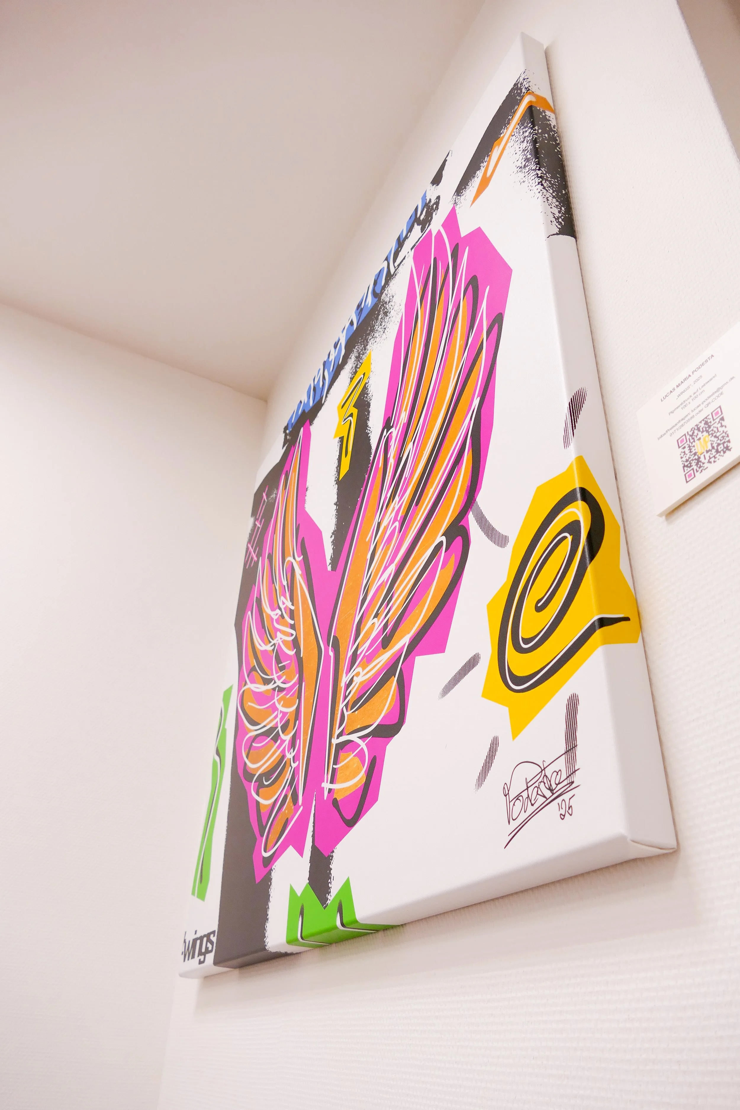 Ein auf Leinwand gemaltes abstraktes Kunstwerk mit farbenfrohen, grafischen Elementen in Pink, Orange, Gelb, Schwarz, und Grün, darunter eine Flamme, eine Spirale und Linien, signiert und nummeriert.