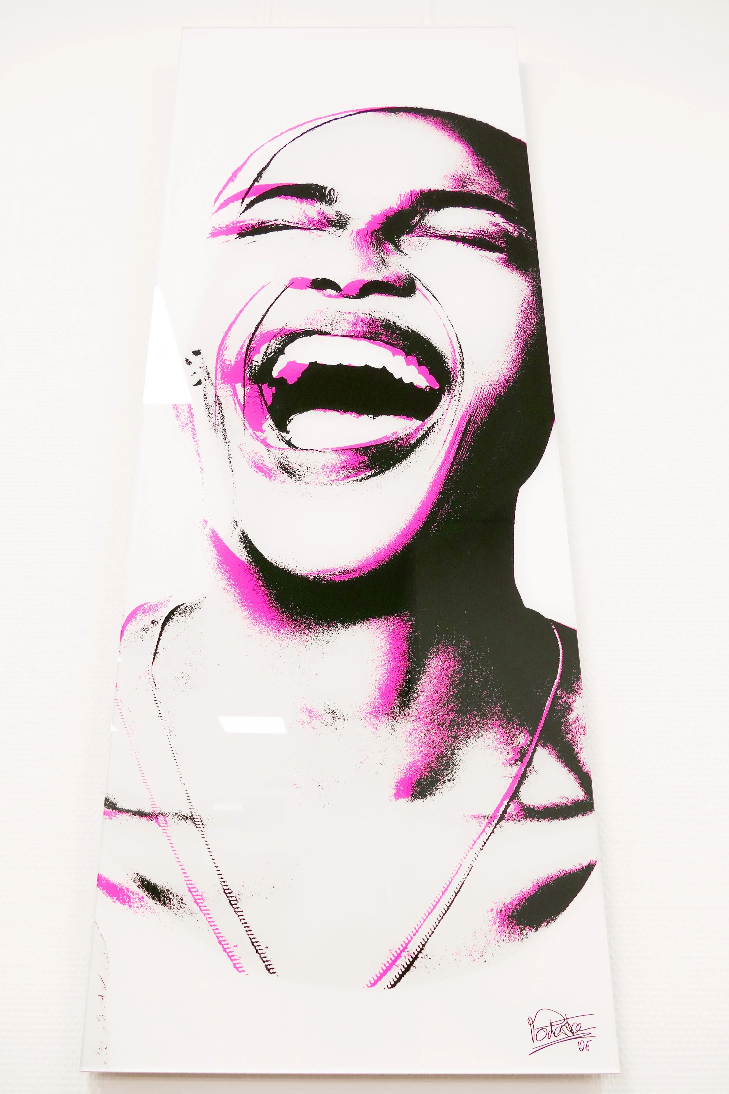 Kunstwerk eines lachenden Gesichts in Schwarz-Weiß mit pinkfarbenen Akzenten