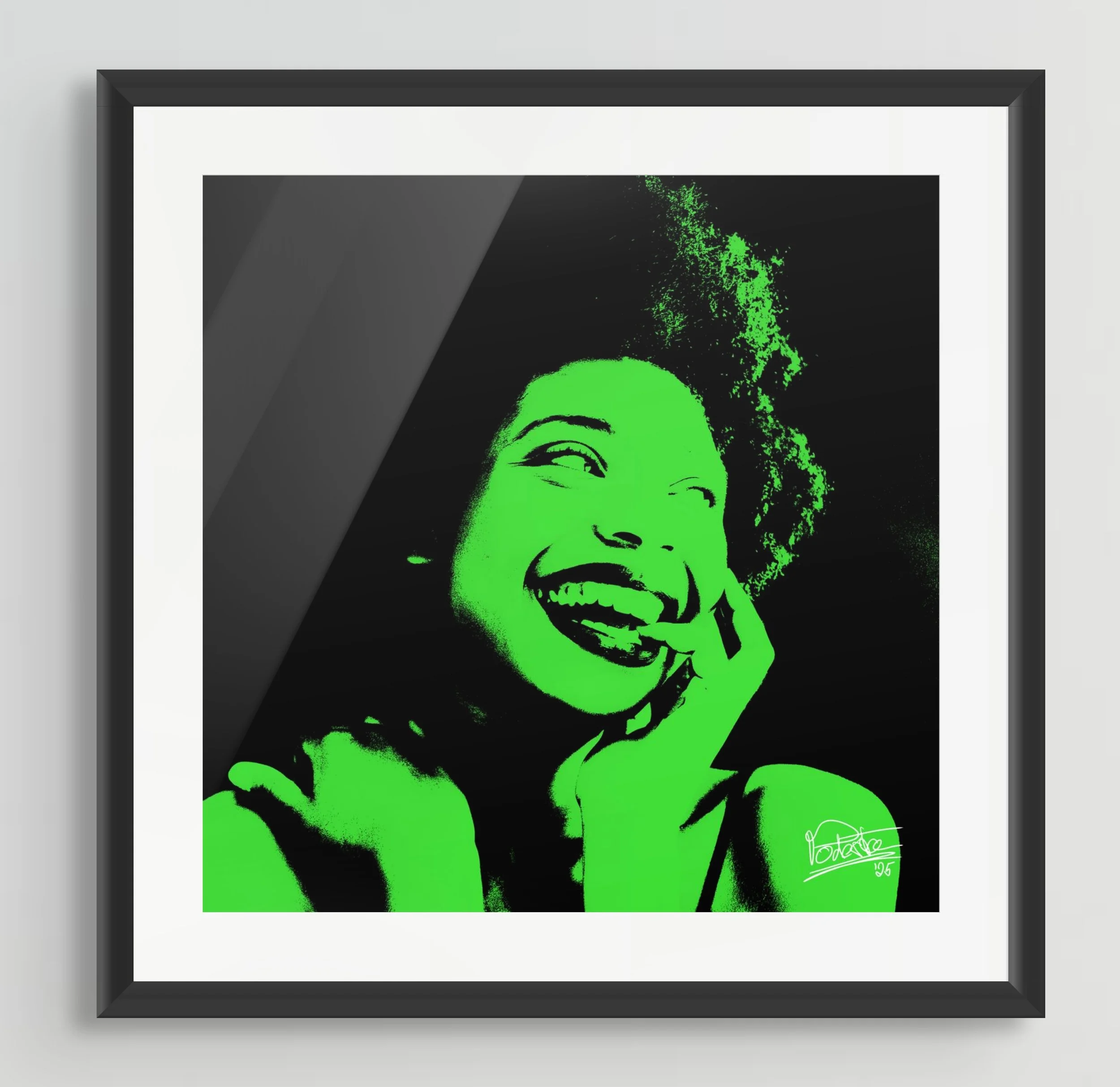 Popart-Bild einer lachenden Frau mit grüner Färbung, schwarze und weiße Akzente, in einem schwarzen Rahmen