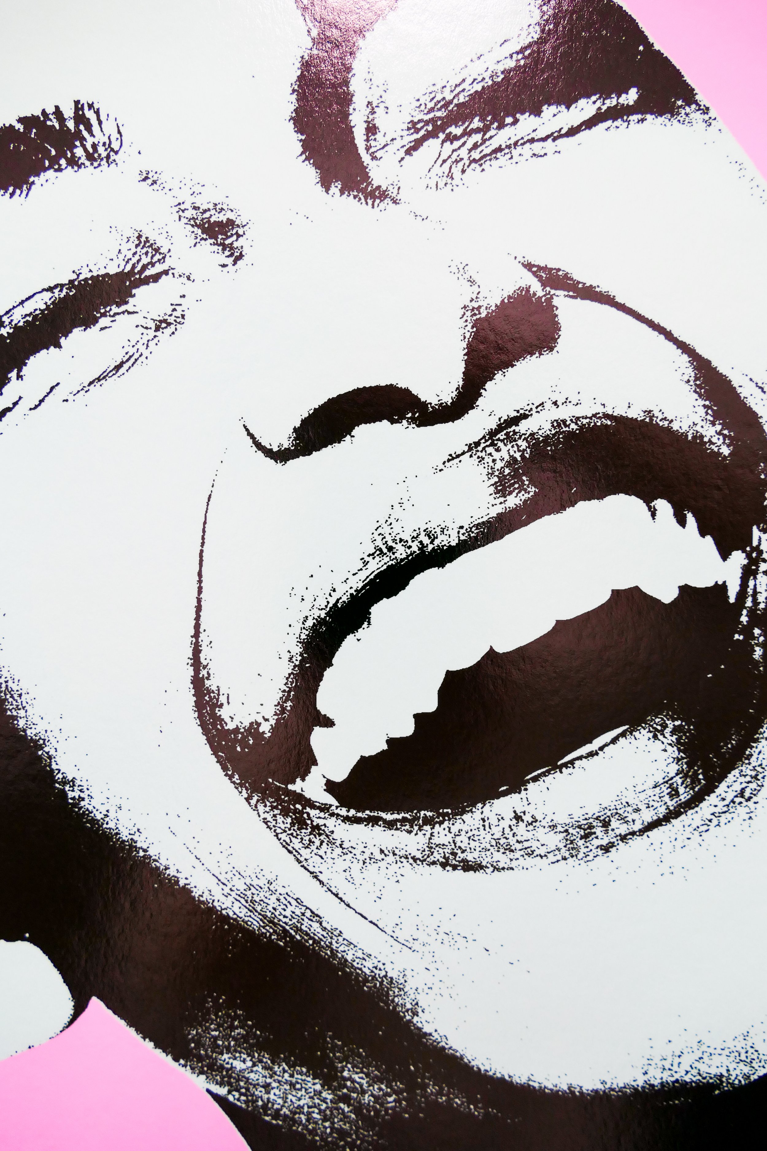 Schwarz-weiße Pop Art Darstellung eines lachenden Menschen, der die Augen geschlossen hat, auf rosa Hintergrund.