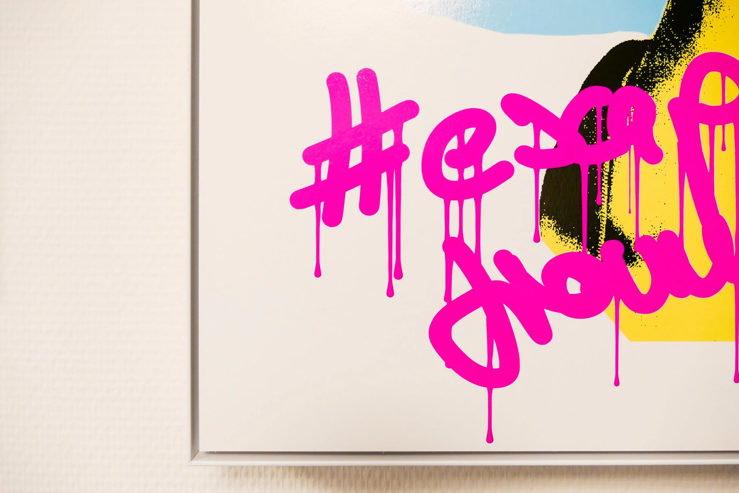 Graffiti mit pinkfarbenen Schriftzug '#escape from reality' auf einer weißen Wand