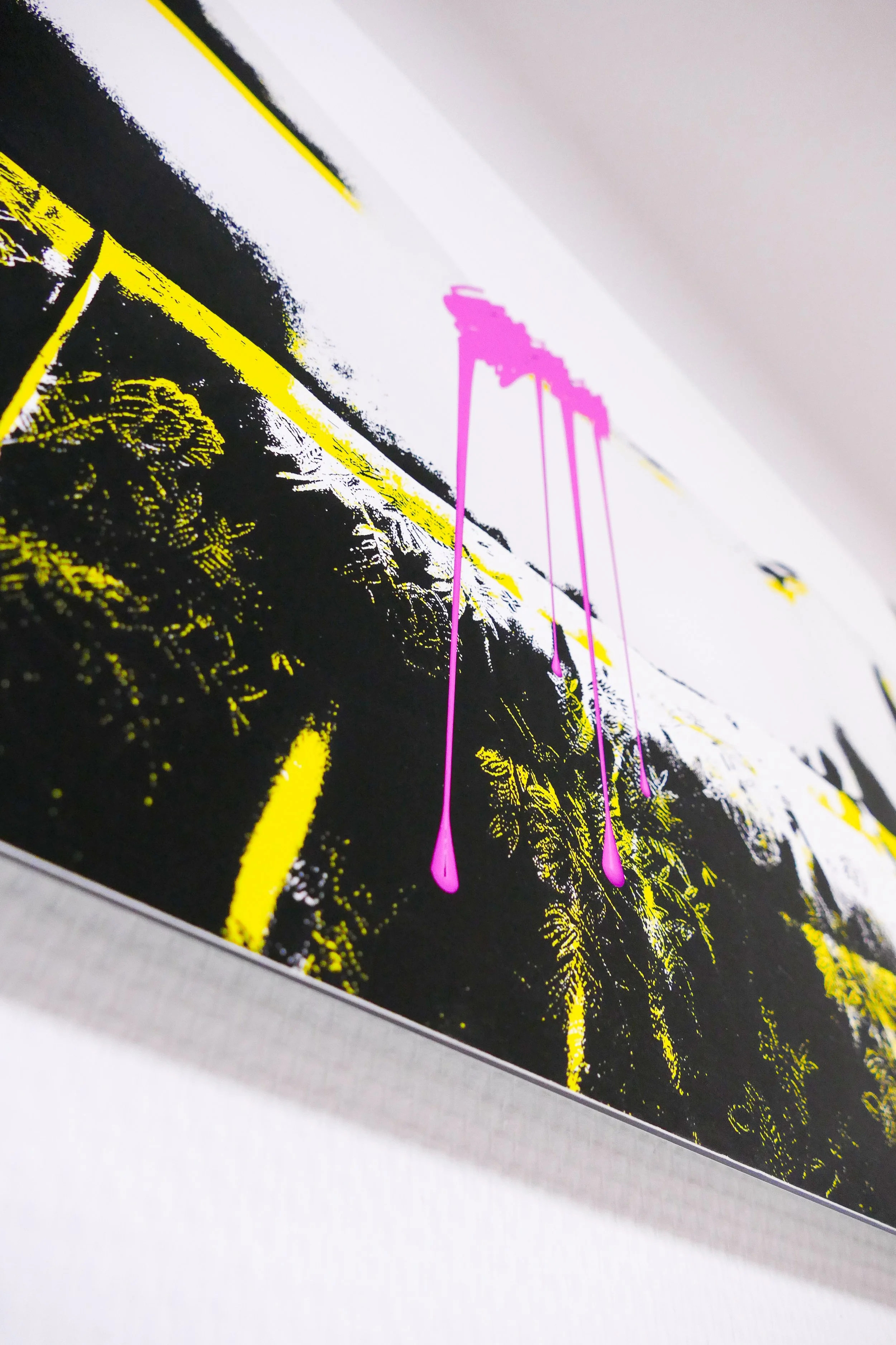 Kunstwerk mit schwarzem Hintergrund, gelben Linien und pinkfarbenem Farbspritzer