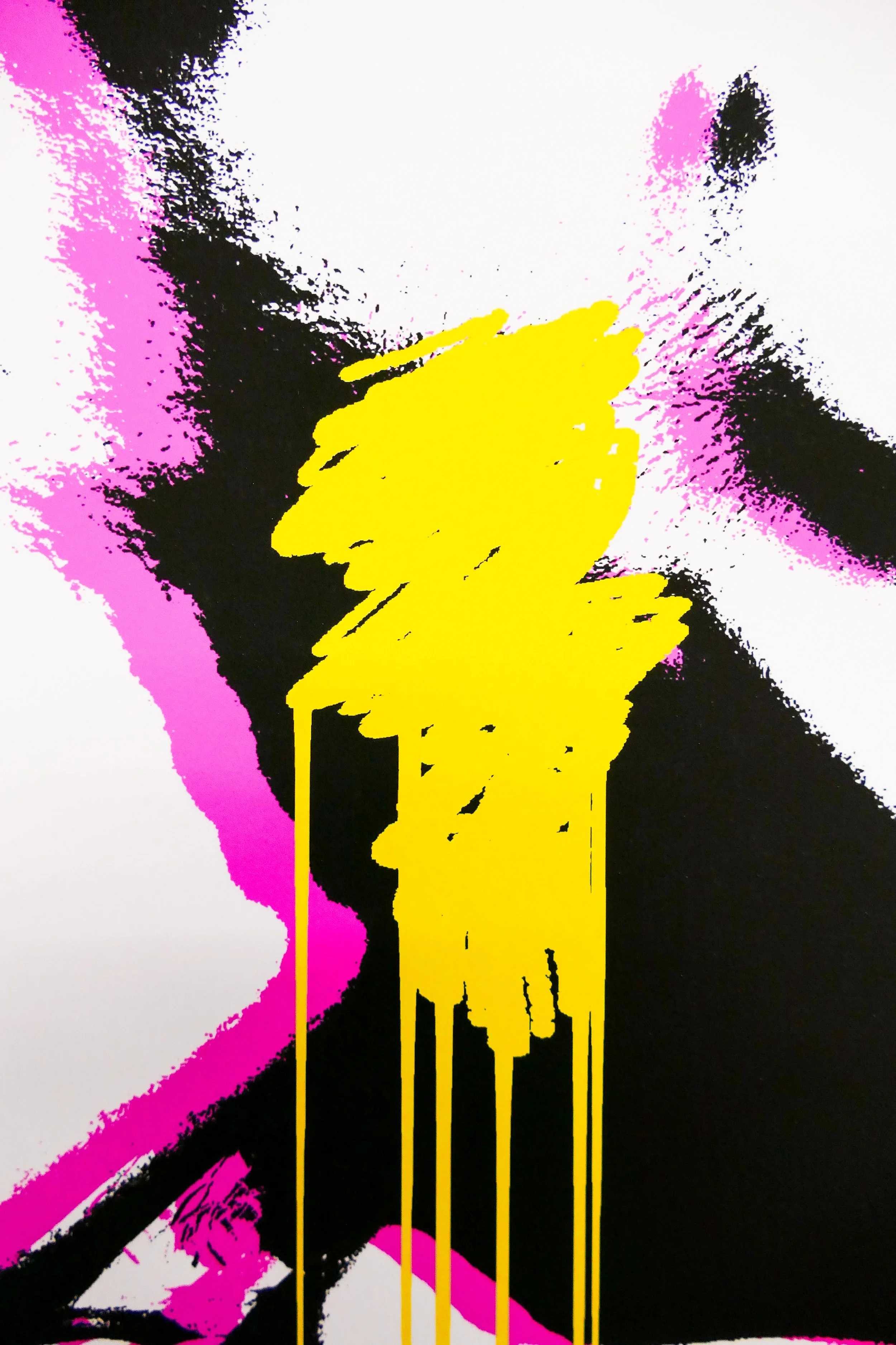 Abstrakte Kunst mit schwarzen, weißen, pinken und gelben Farbspritzern
