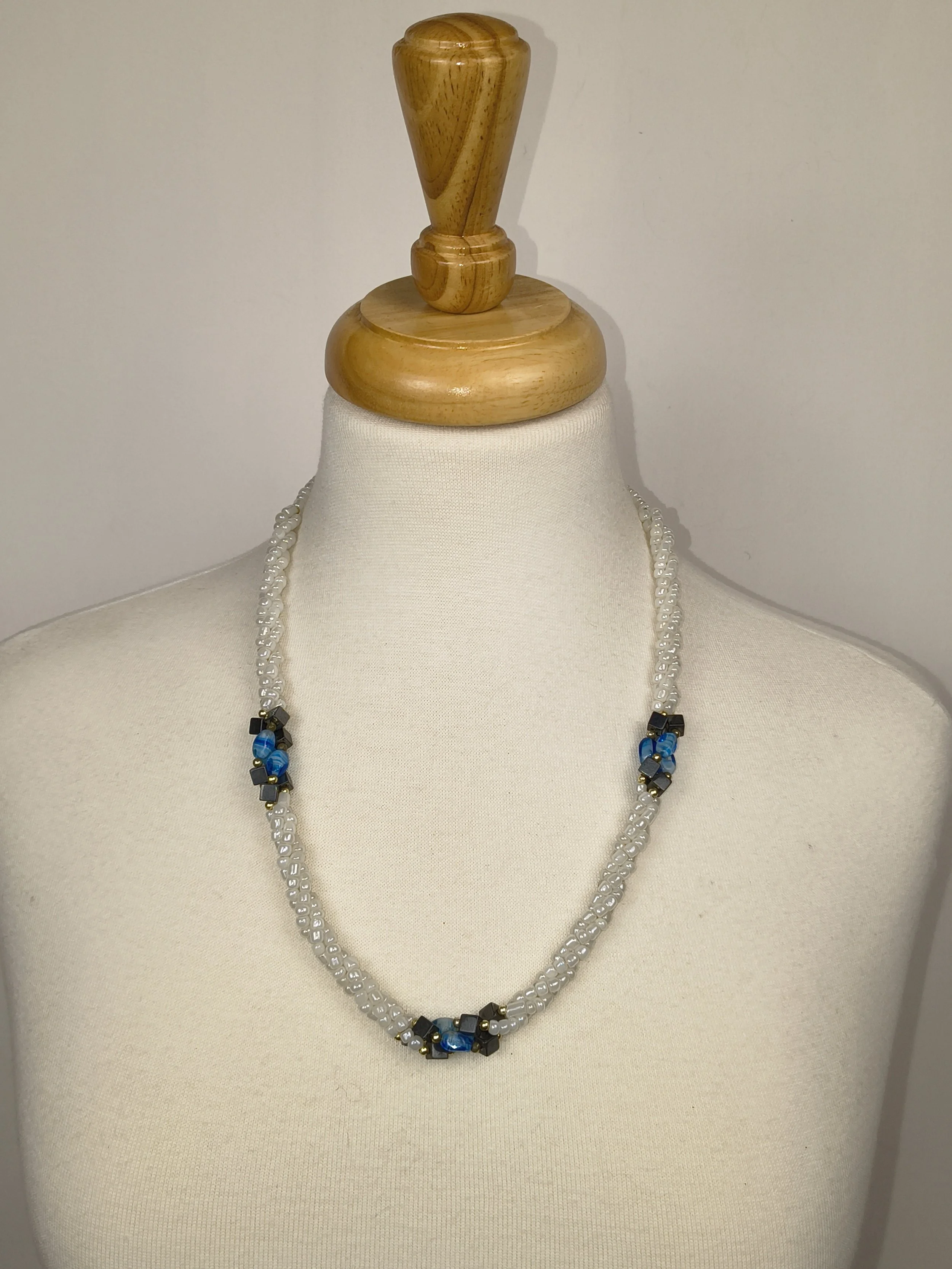 Sophisticated Blue Elegance: Beaded Necklace