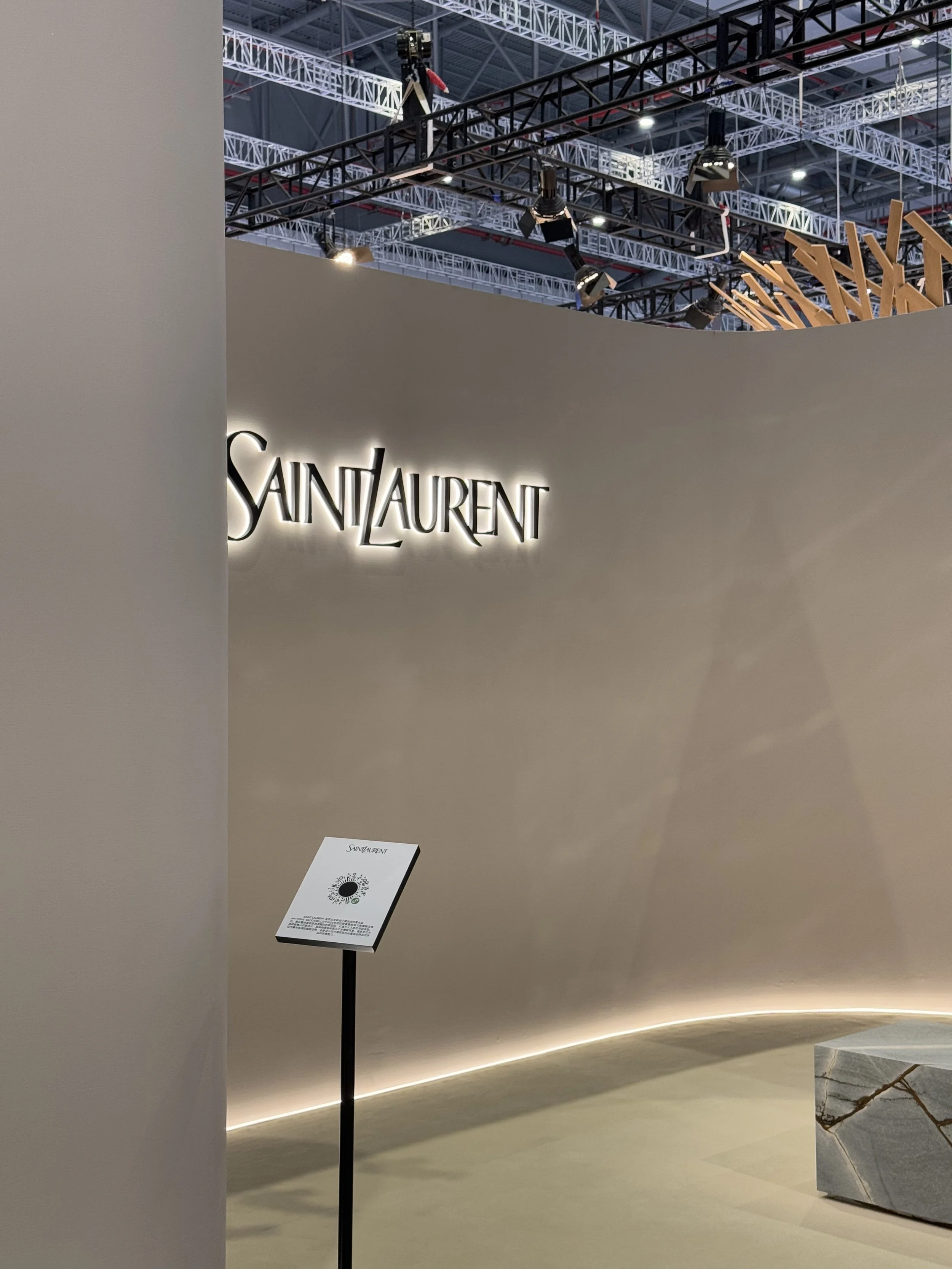 The material is inspired from traditional Chinese paper, in response of sustainability, we choose the bamboo paper to construct the entire facade inside, the bamboo paper showing the elegant beige color and fine texture details.